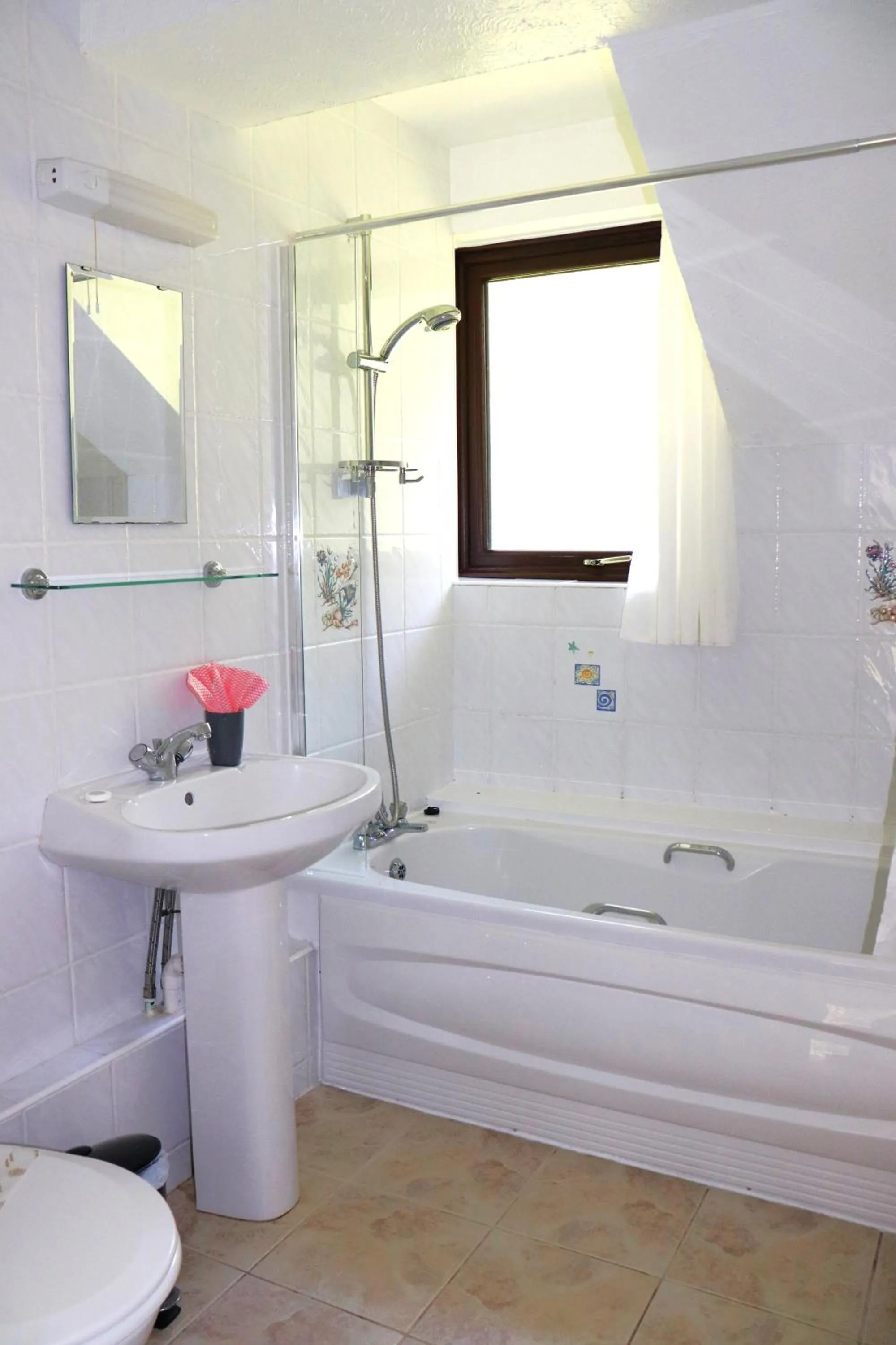 Bathroom in Glyndley Manor Cottages