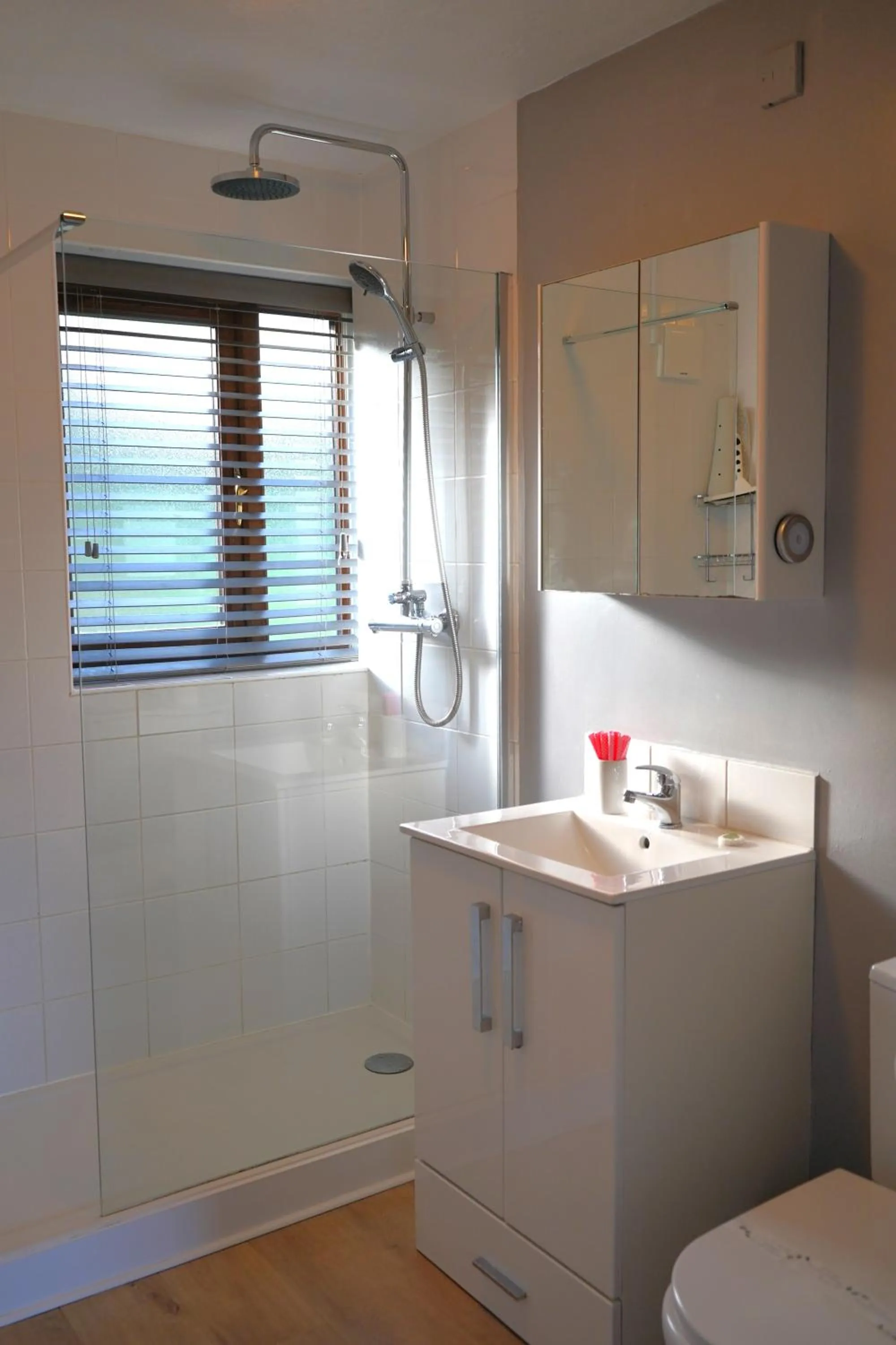 Shower in Glyndley Manor Cottages