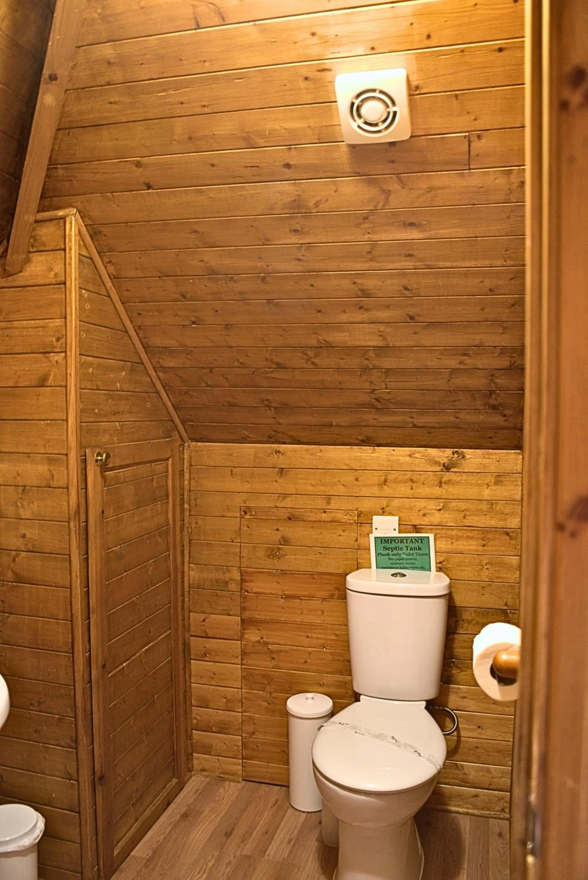 Bathroom in Glyndley Manor Cottages