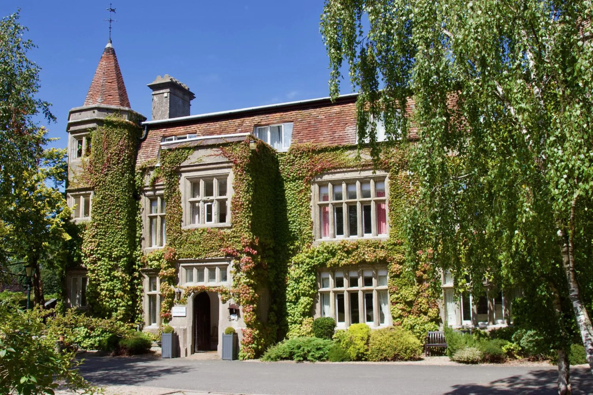 Property building in Glyndley Manor Cottages