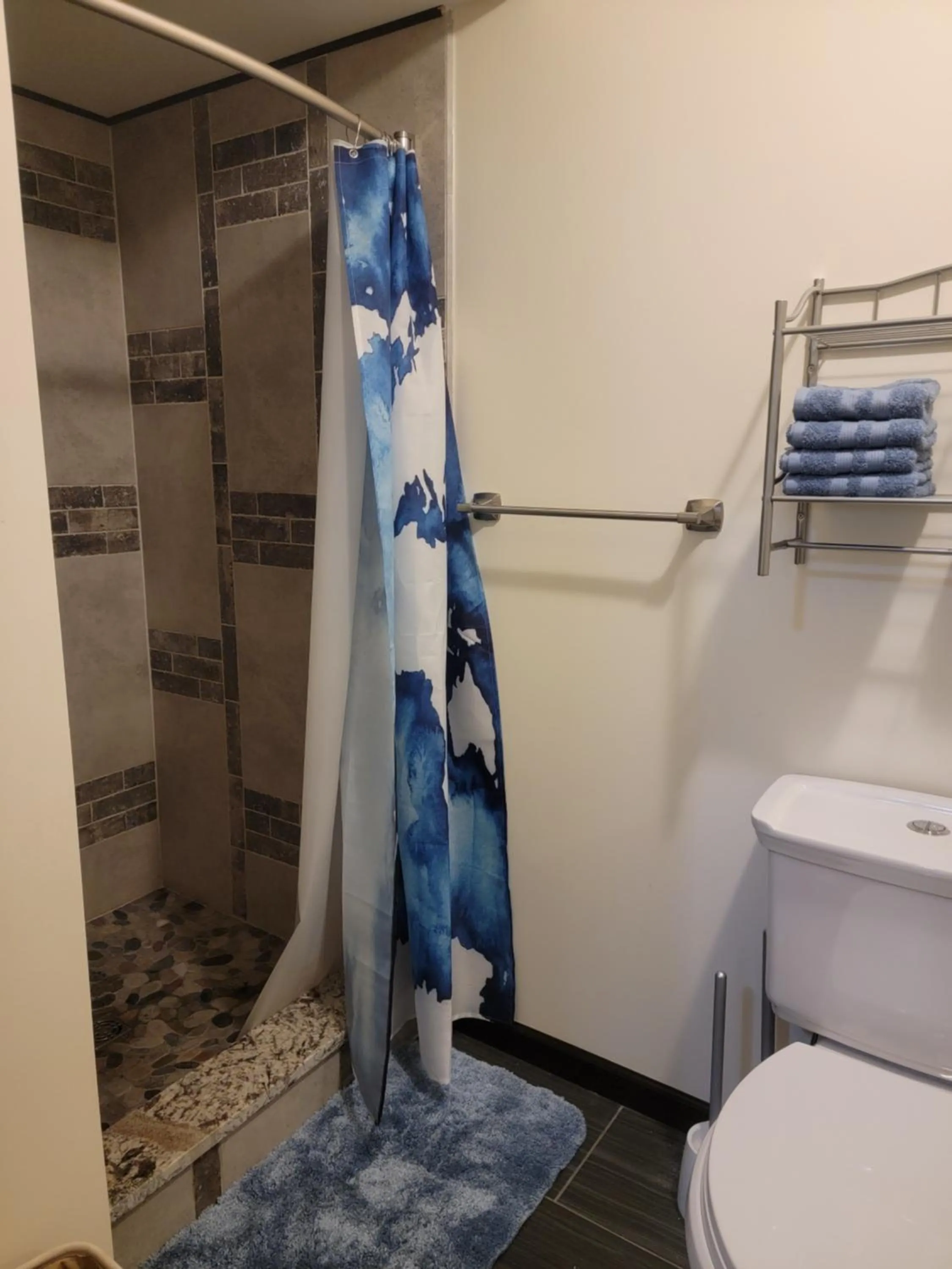 Shower in The Colburn Schoolhouse - Geography suite