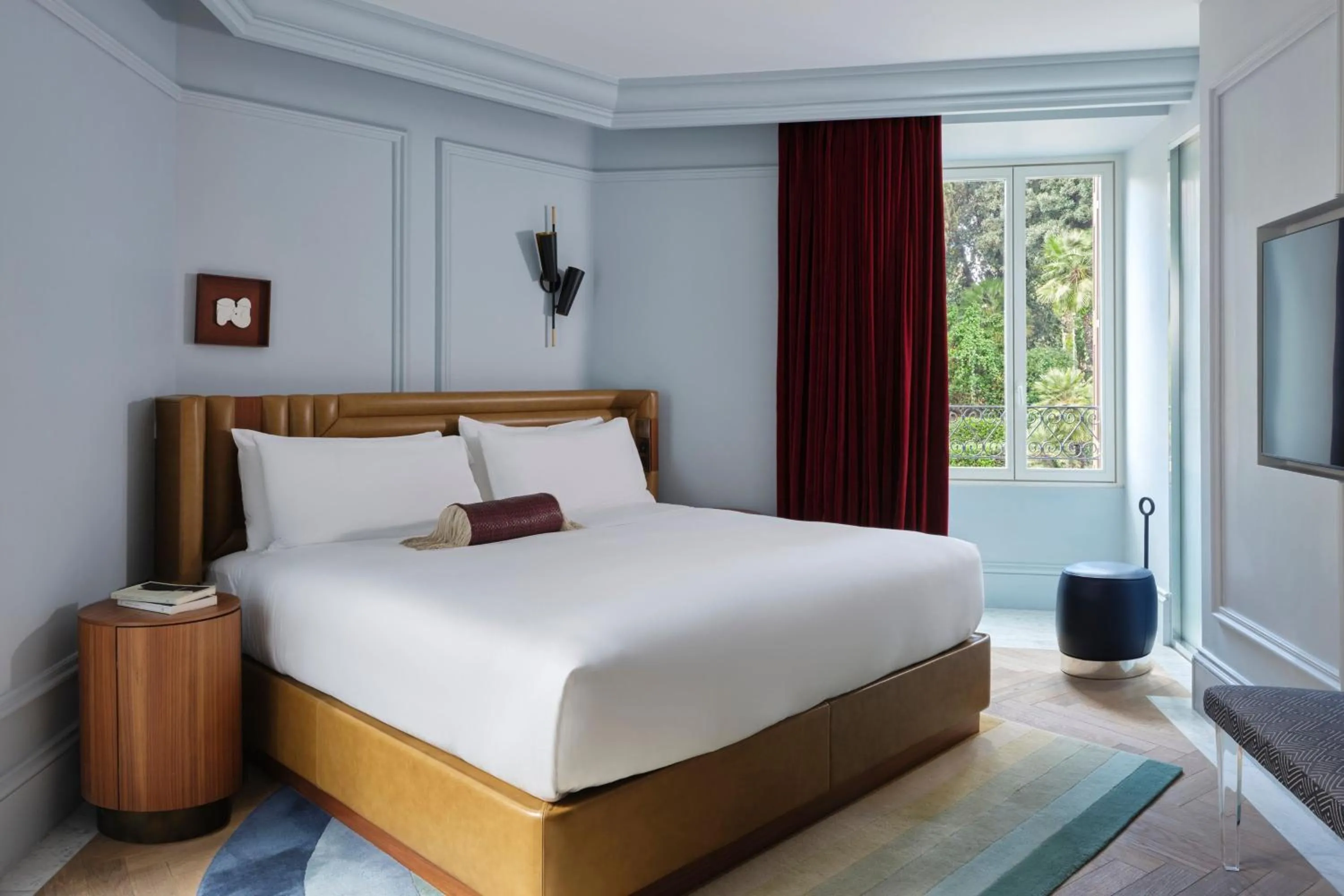 Photo of the whole room, Bed in W Rome