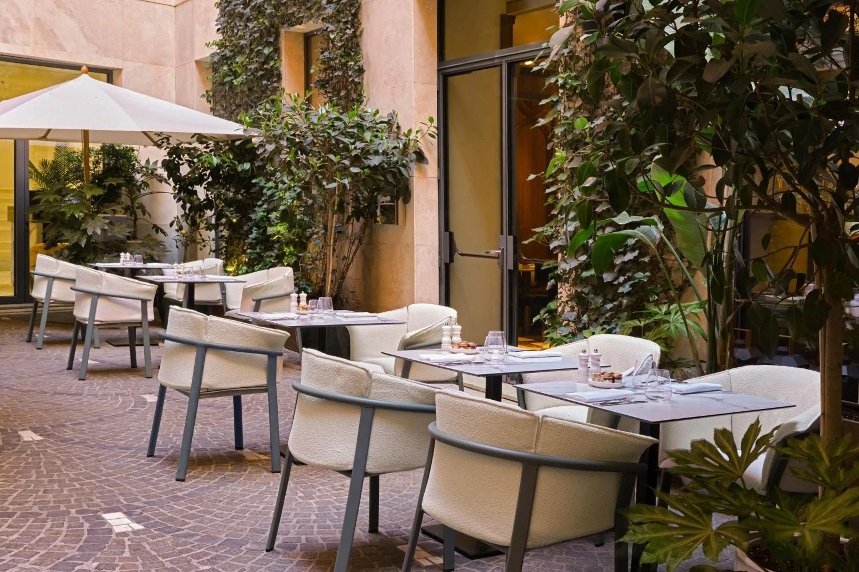 Restaurant/places to eat in W Rome