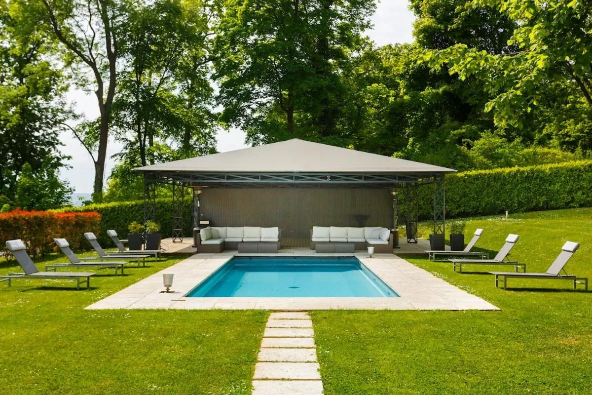 Garden in Le Château d Hardricourt