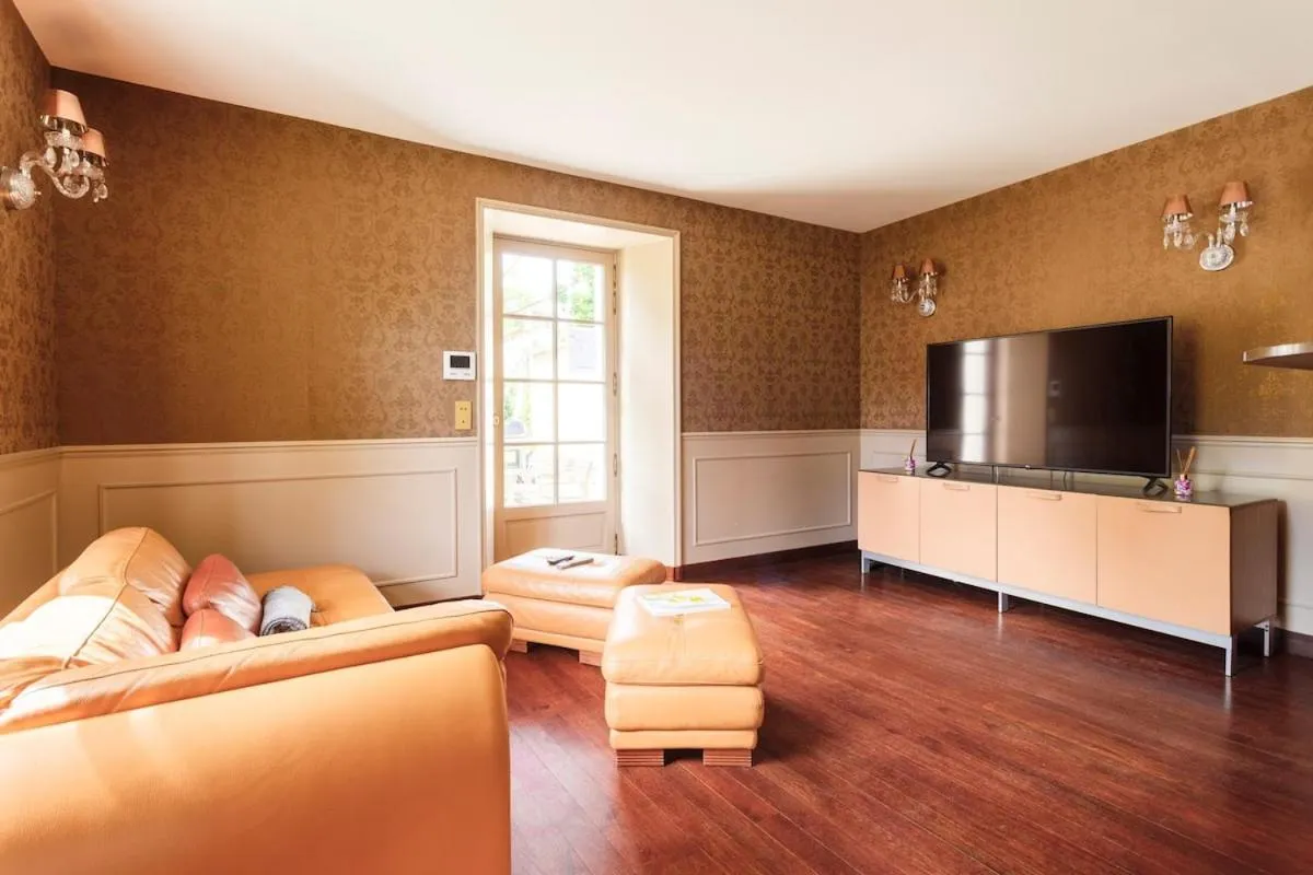 Communal lounge/ TV room in Le Château d Hardricourt