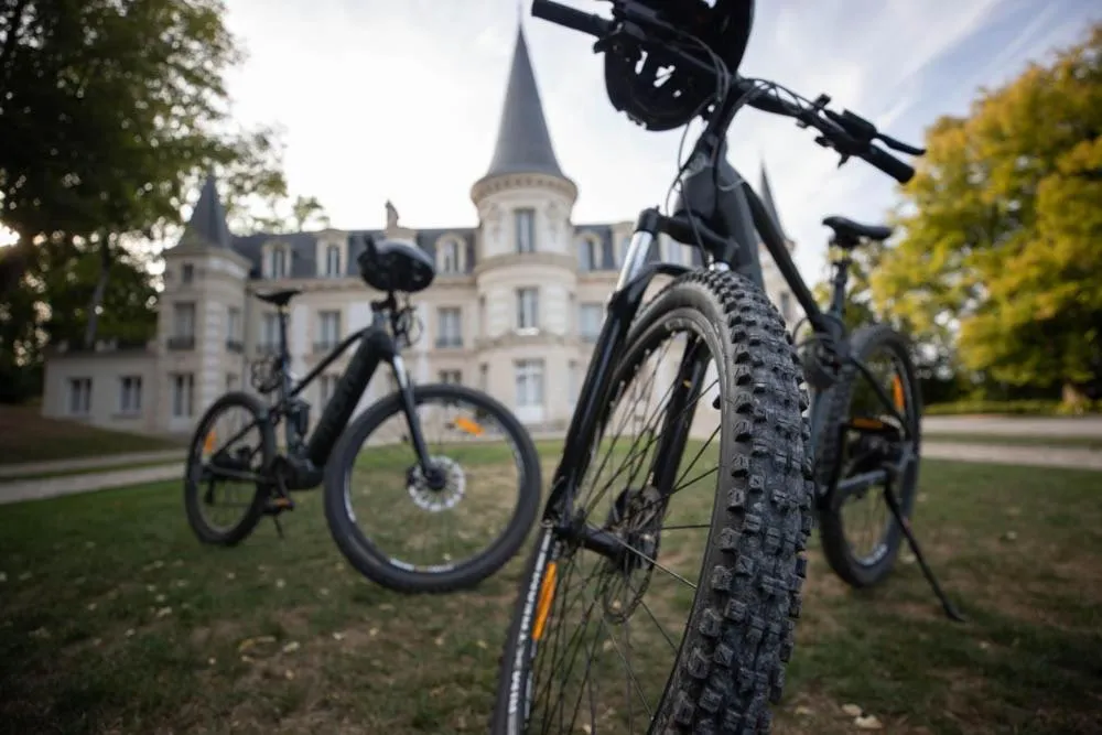 Hiking in Le Château d Hardricourt