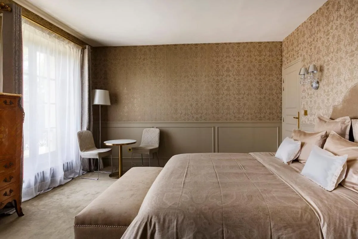 Bed in Le Château d Hardricourt