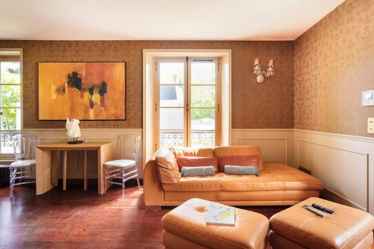 Communal lounge/ TV room in Le Château d Hardricourt