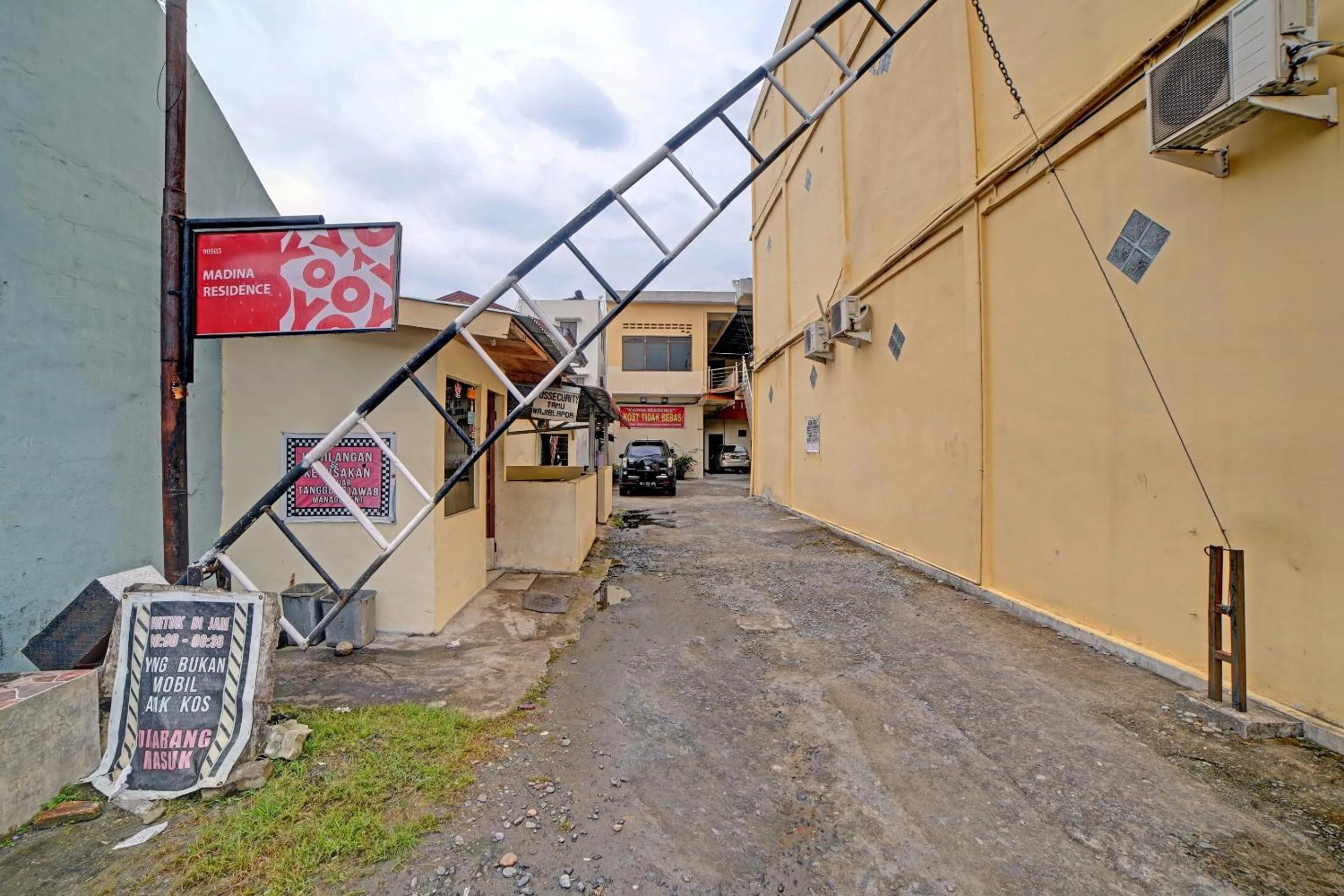 Facade/entrance in Hotel O Madina Residence Syariah
