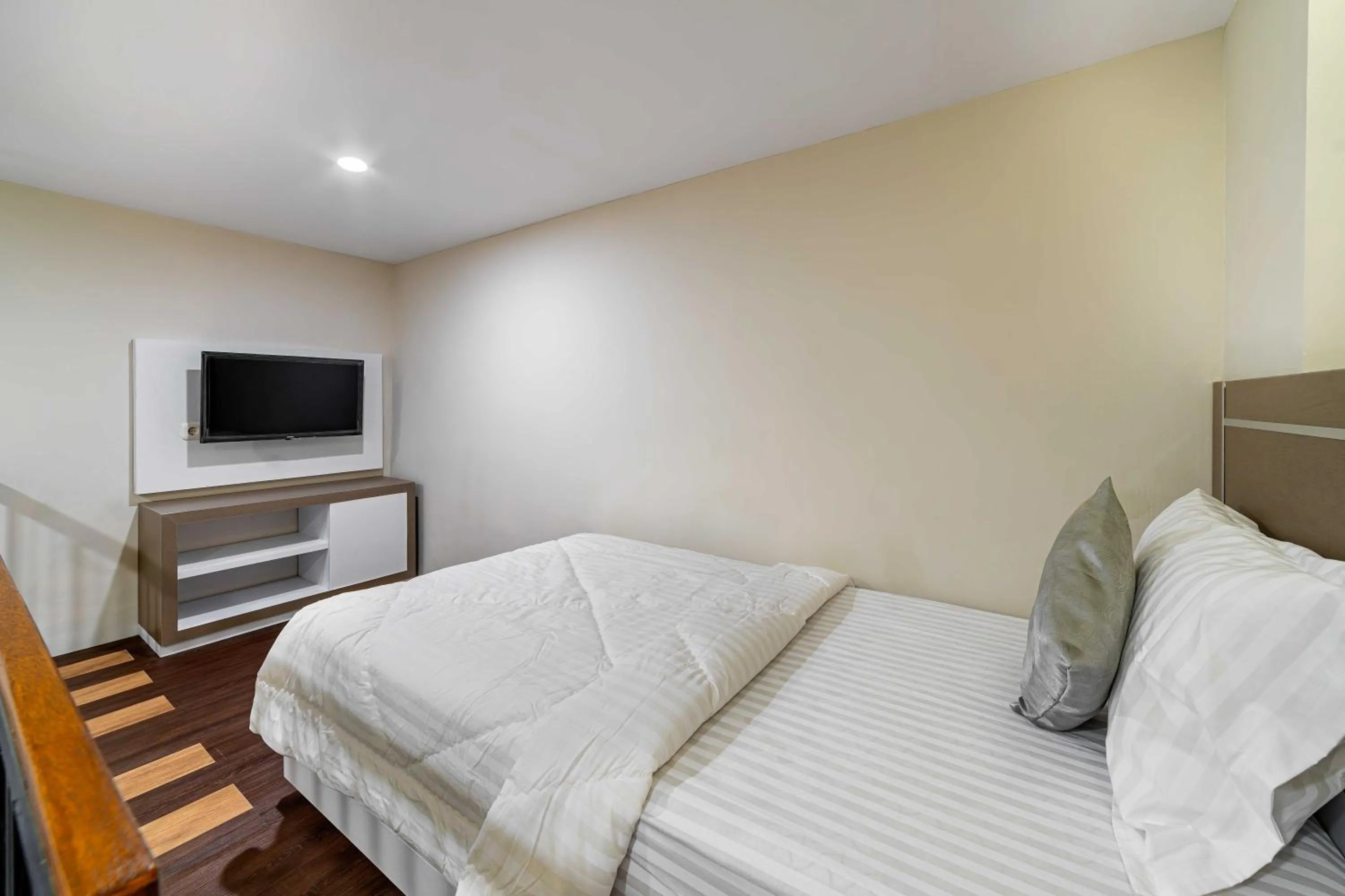 Bedroom, Bed in Tree Homestay Mitra RedDoorz