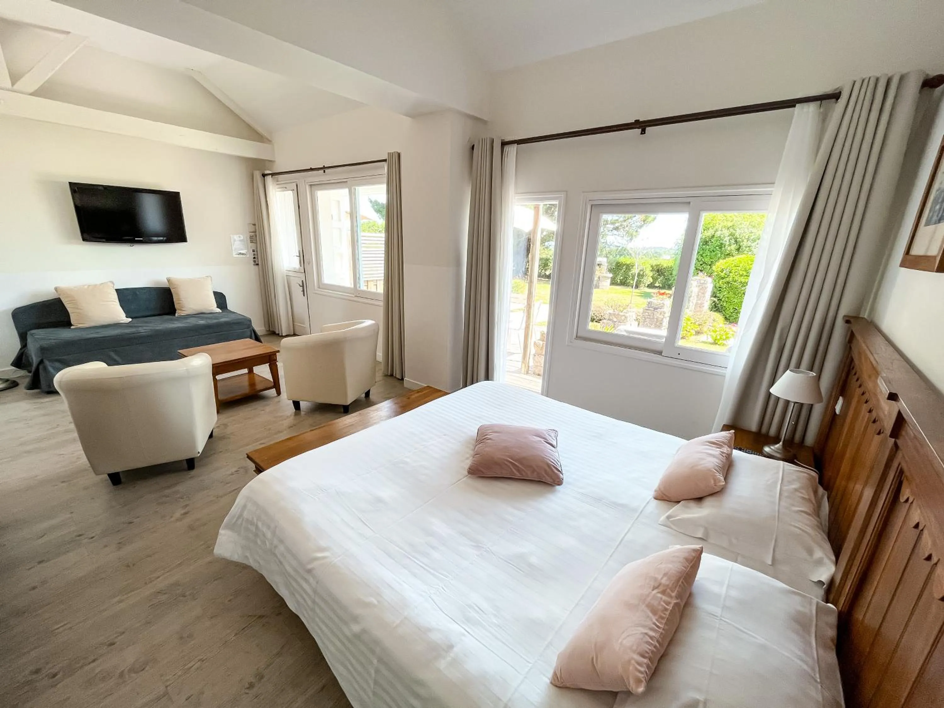 Balcony/Terrace, Bed in Hotel Restaurant Spa du Tumulus Carnac