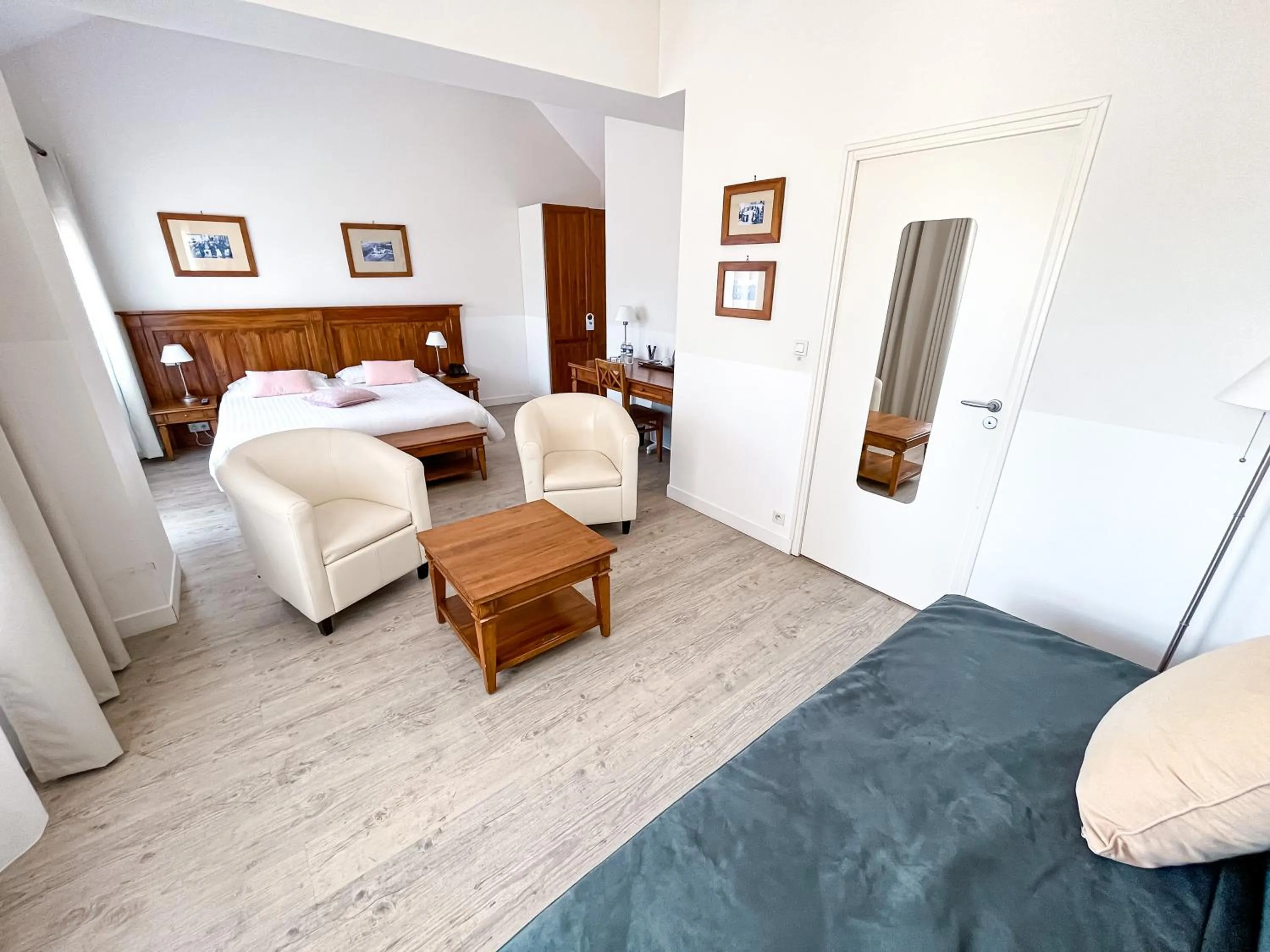 Photo of the whole room, Bed in Hotel Restaurant Spa du Tumulus Carnac