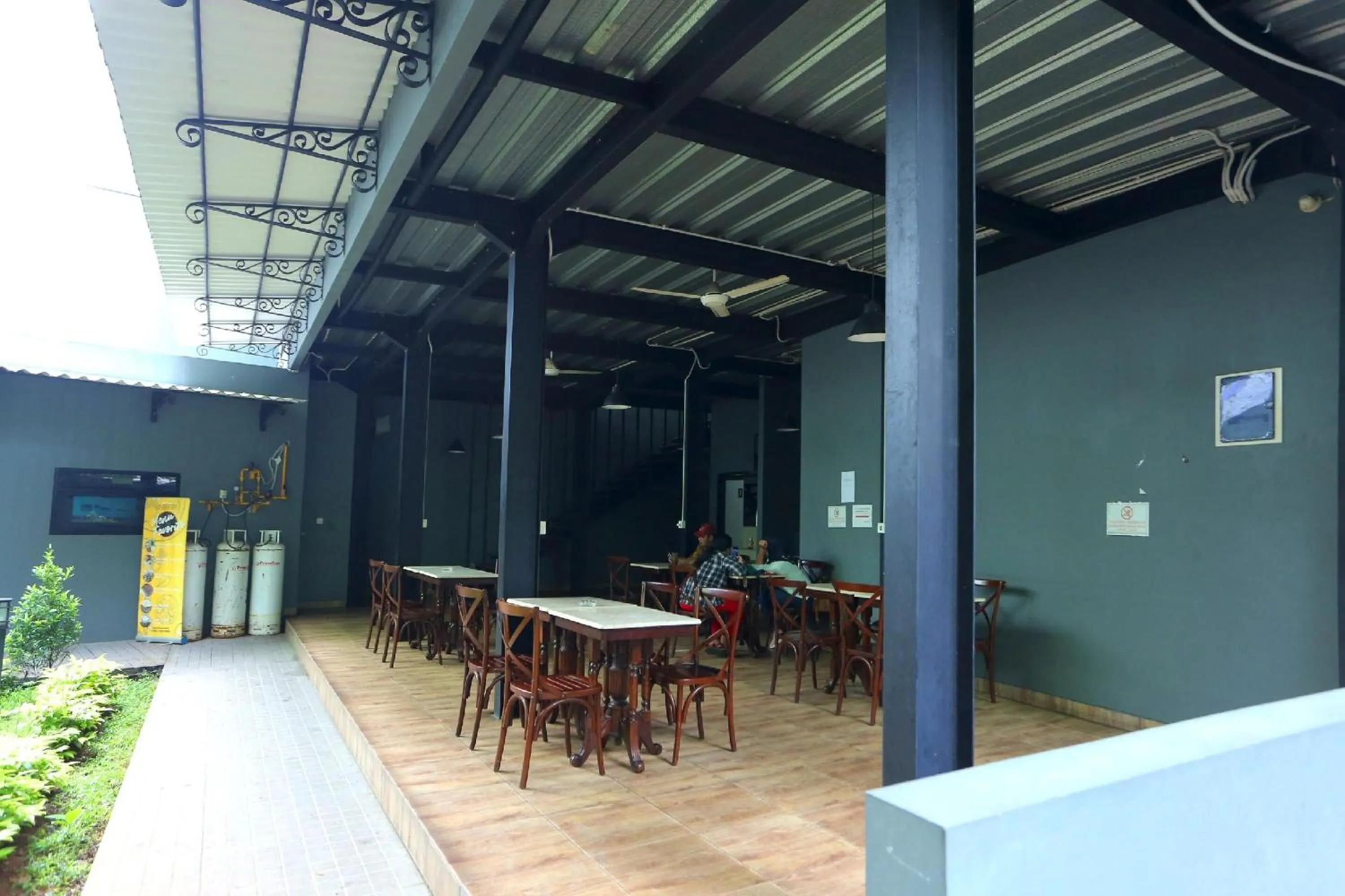 Restaurant/places to eat in Super OYO Townhouse OAK Hotel Fiducia Pondok Gede