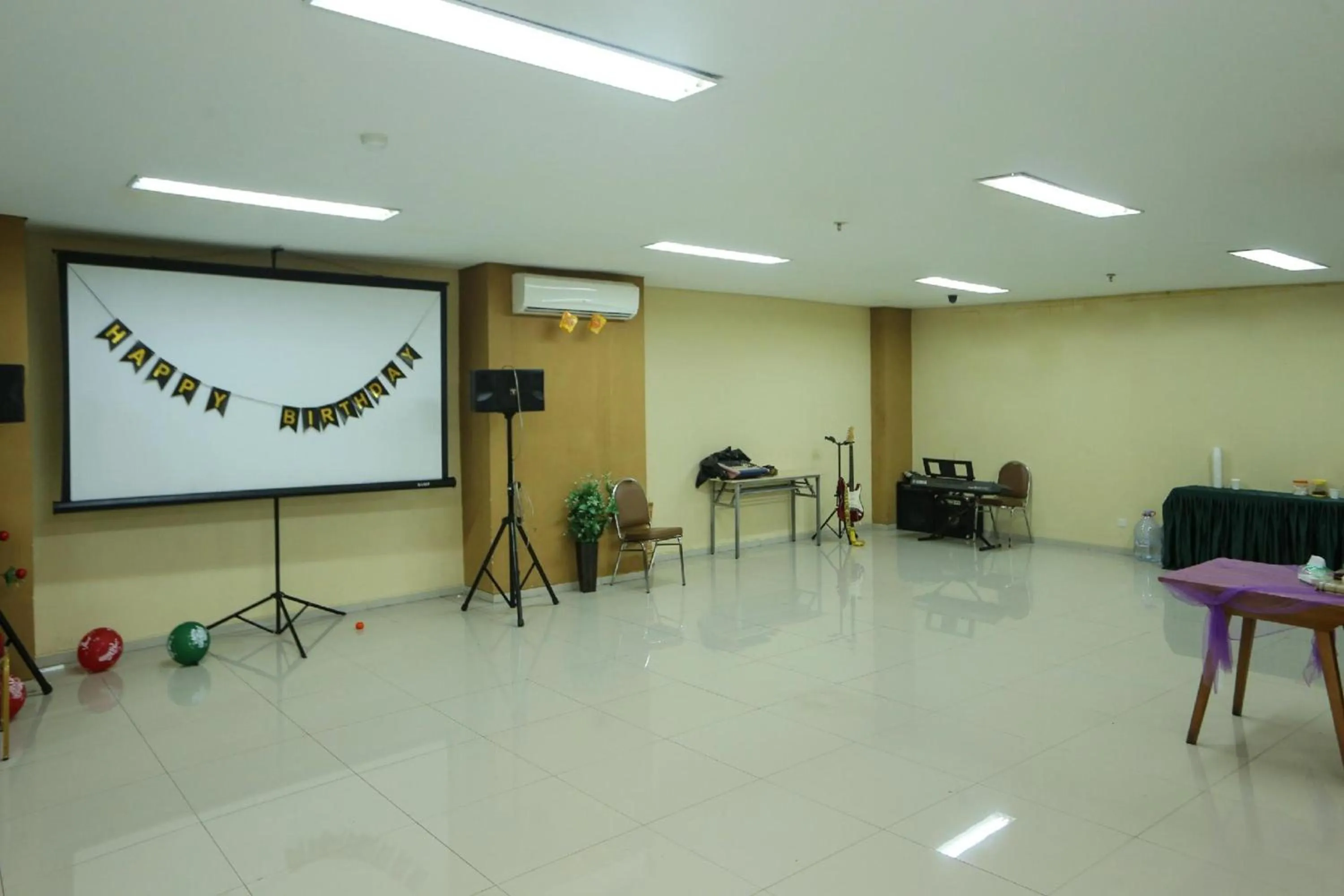 Banquet/Function facilities in Super OYO Townhouse OAK Hotel Fiducia Pondok Gede