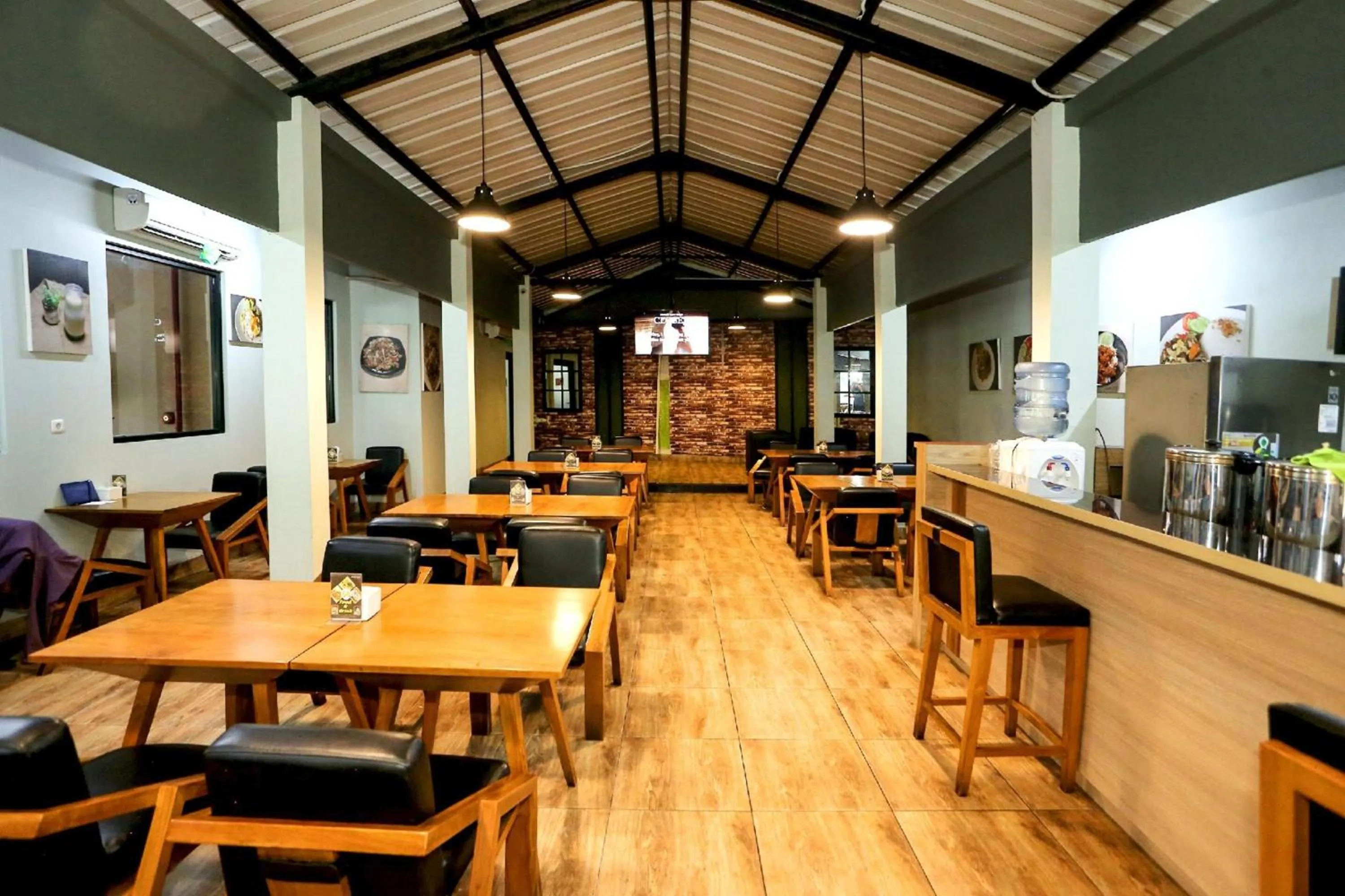 Restaurant/places to eat in Super OYO Townhouse OAK Hotel Fiducia Pondok Gede
