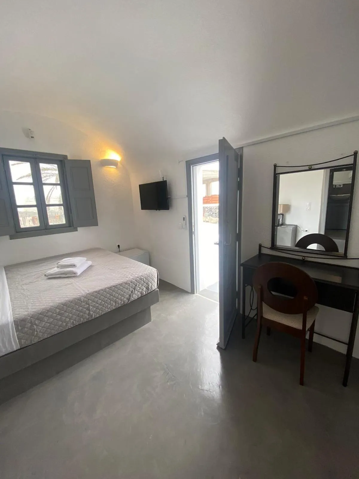 Bed in AQUA SERENITY LUXURY SUITES SANTORINI