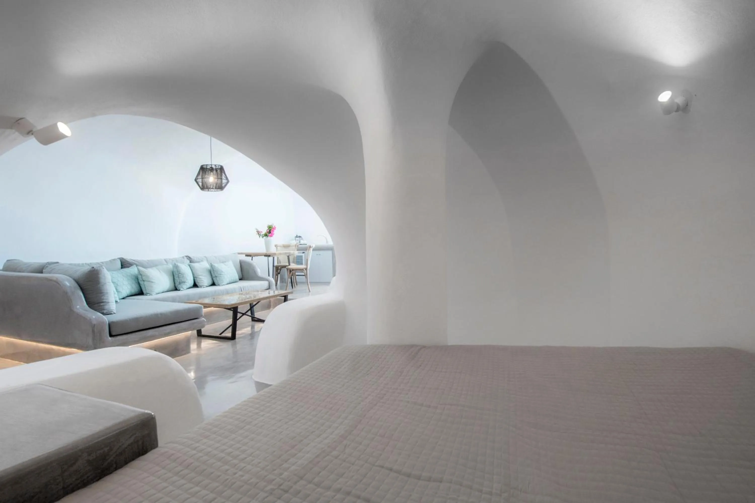 Bed in AQUA SERENITY LUXURY SUITES SANTORINI