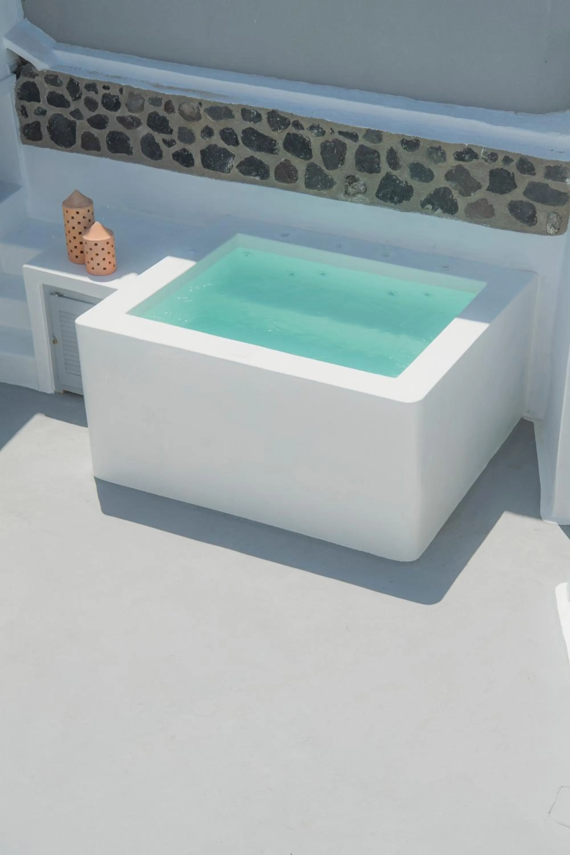 Hot Tub in AQUA SERENITY LUXURY SUITES SANTORINI