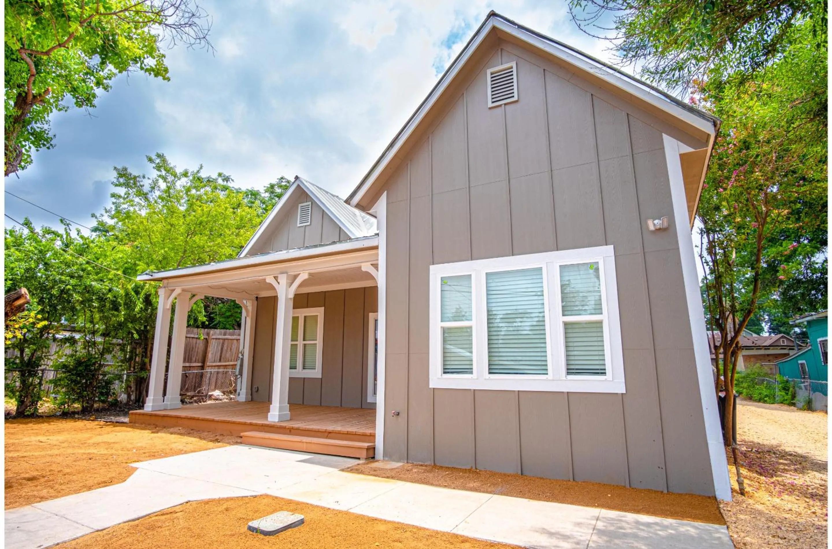 Property building in Brand New Remodeled 3BR2BA House Near Downtown