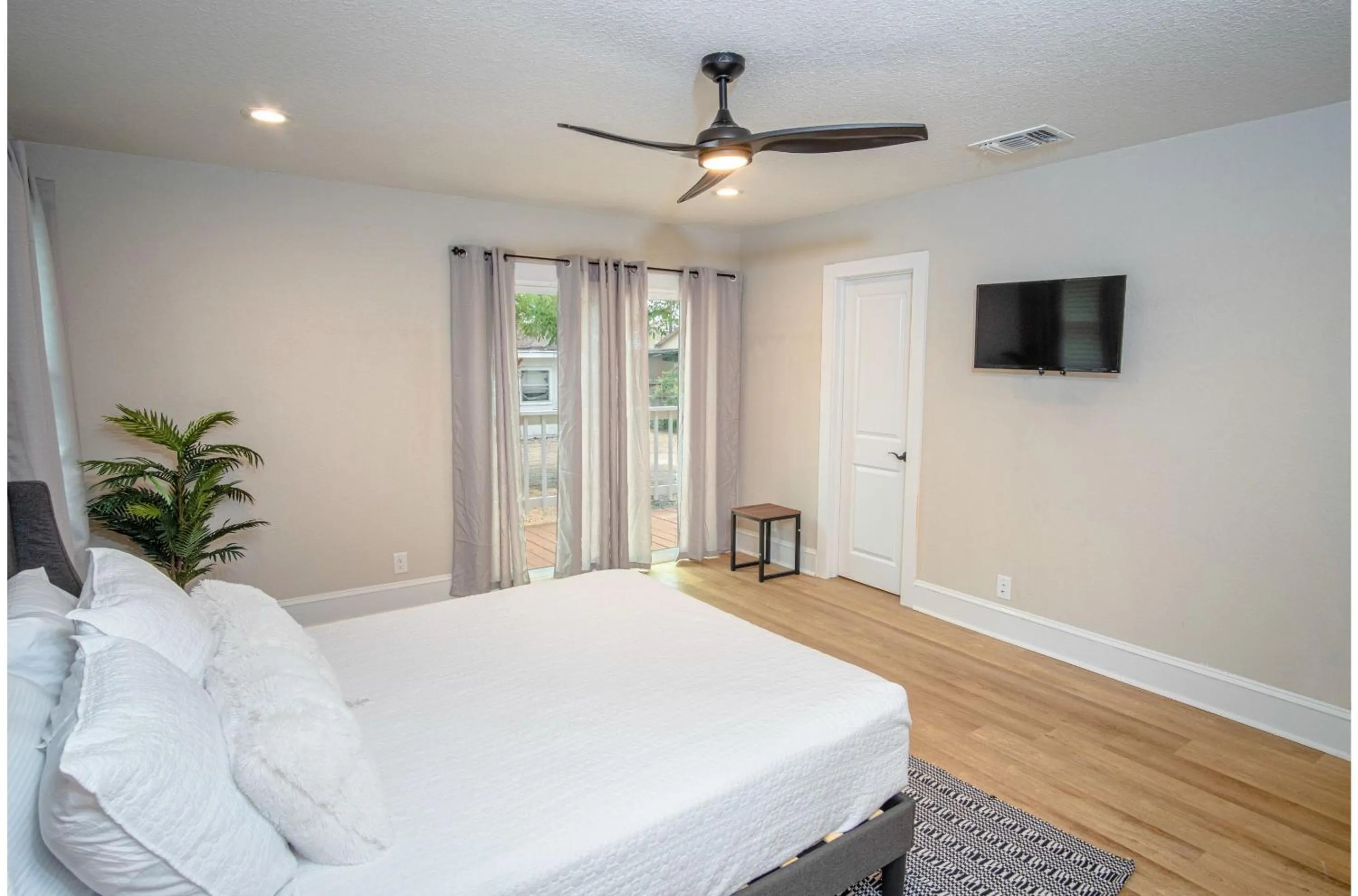 Bed in Brand New Remodeled 3BR2BA House Near Downtown