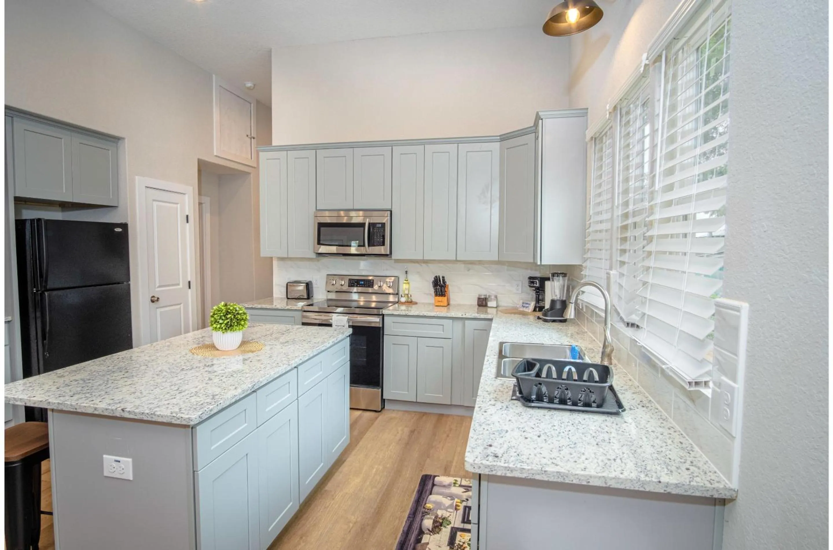 Kitchen or kitchenette in Brand New Remodeled 3BR2BA House Near Downtown