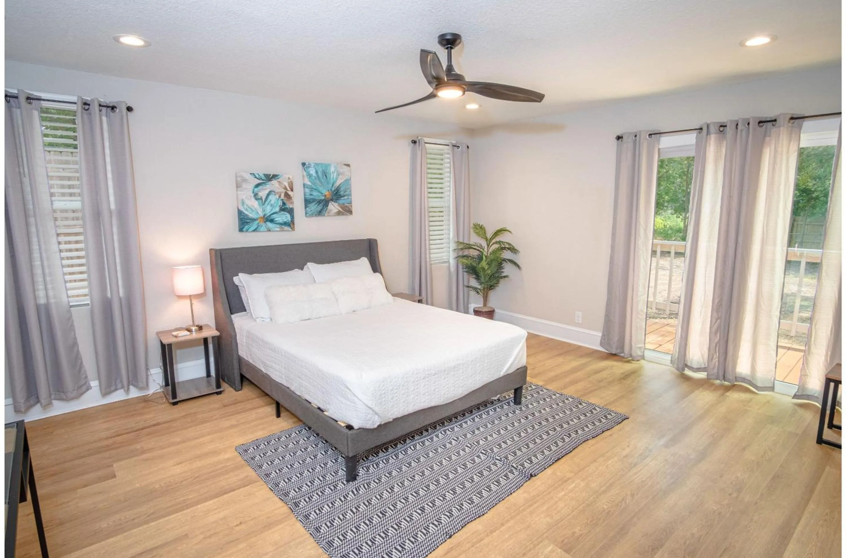 Bed in Brand New Remodeled 3BR2BA House Near Downtown