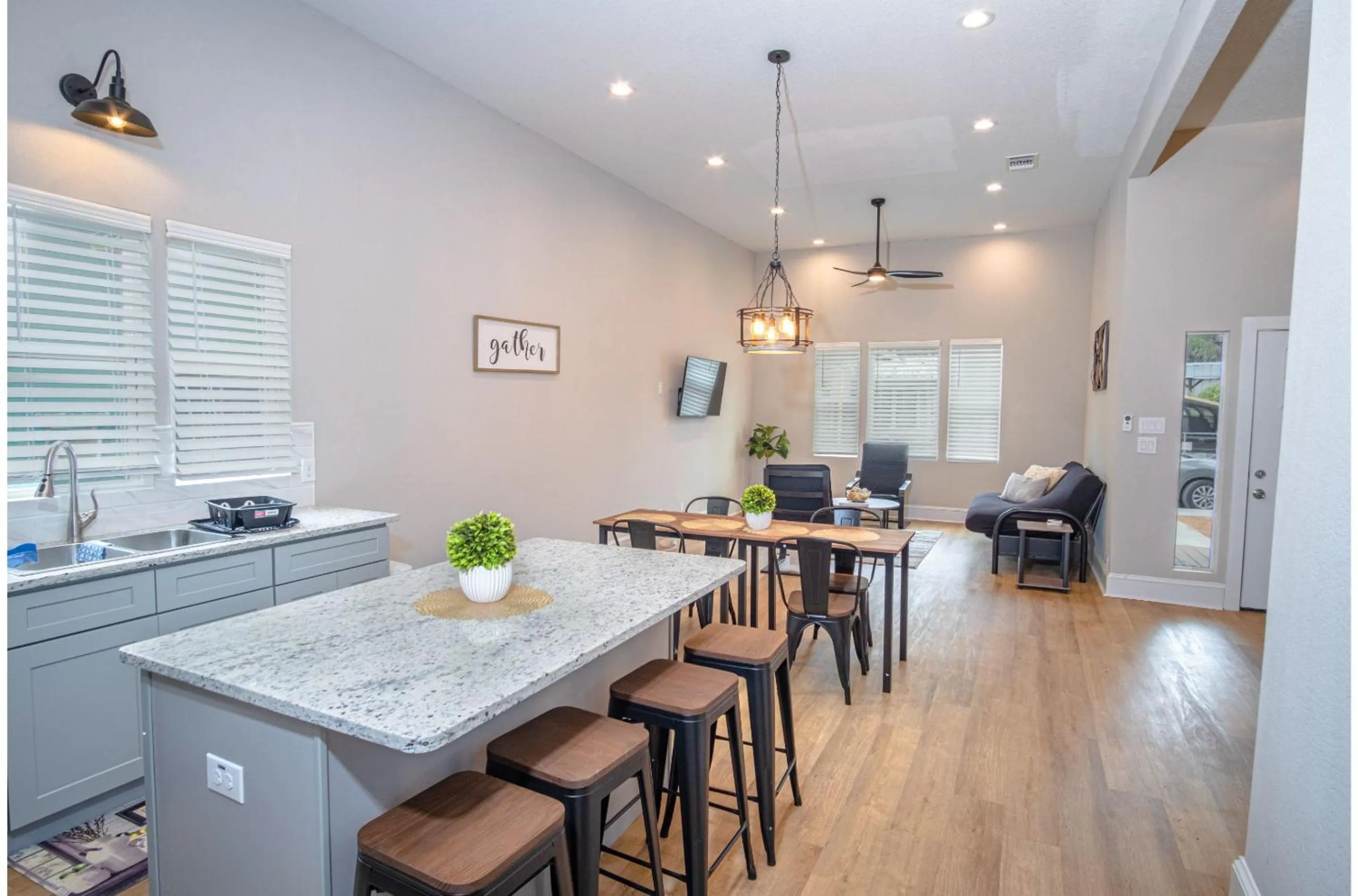Kitchen or kitchenette in Brand New Remodeled 3BR2BA House Near Downtown