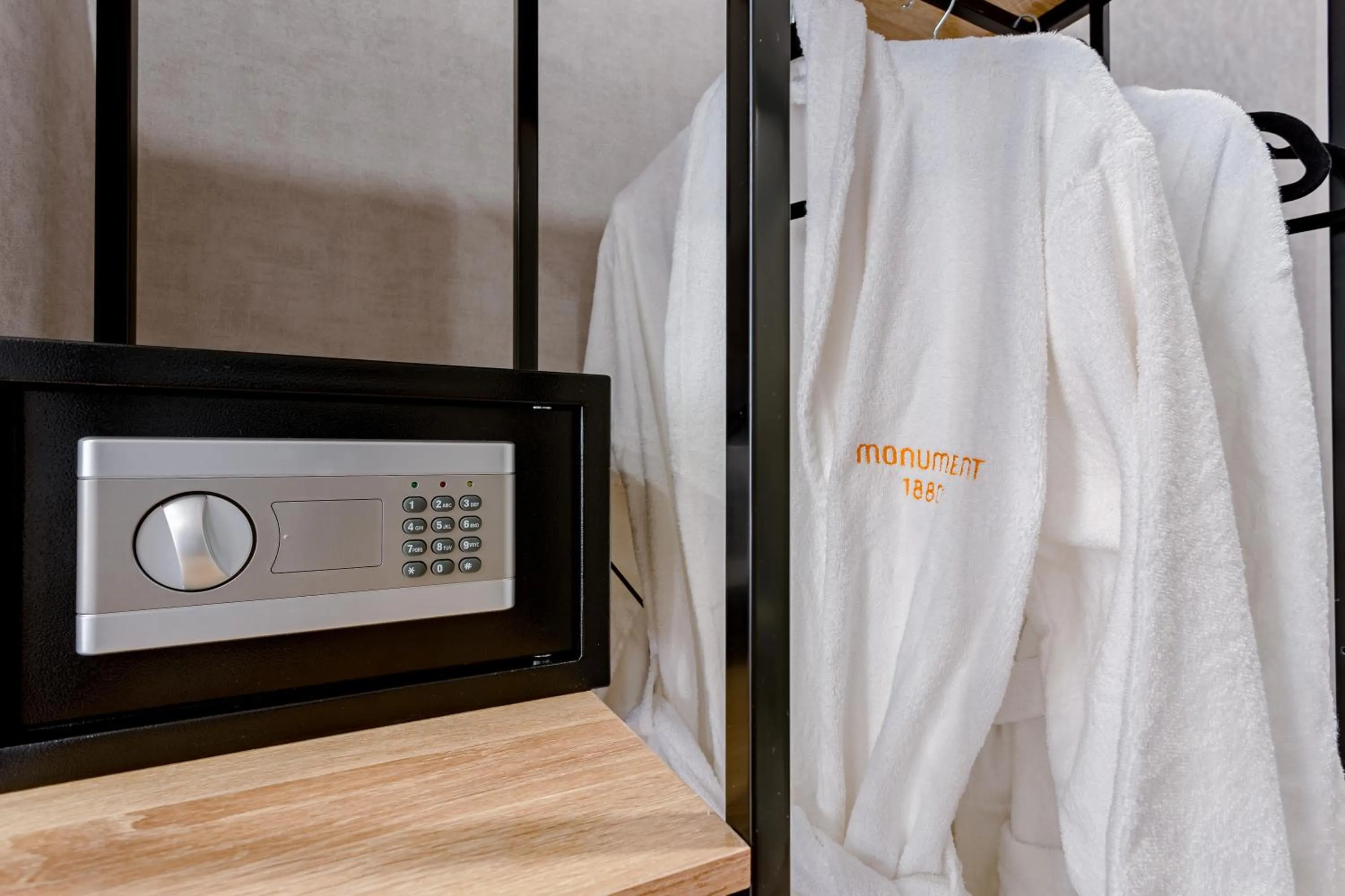 safe in Monument1880