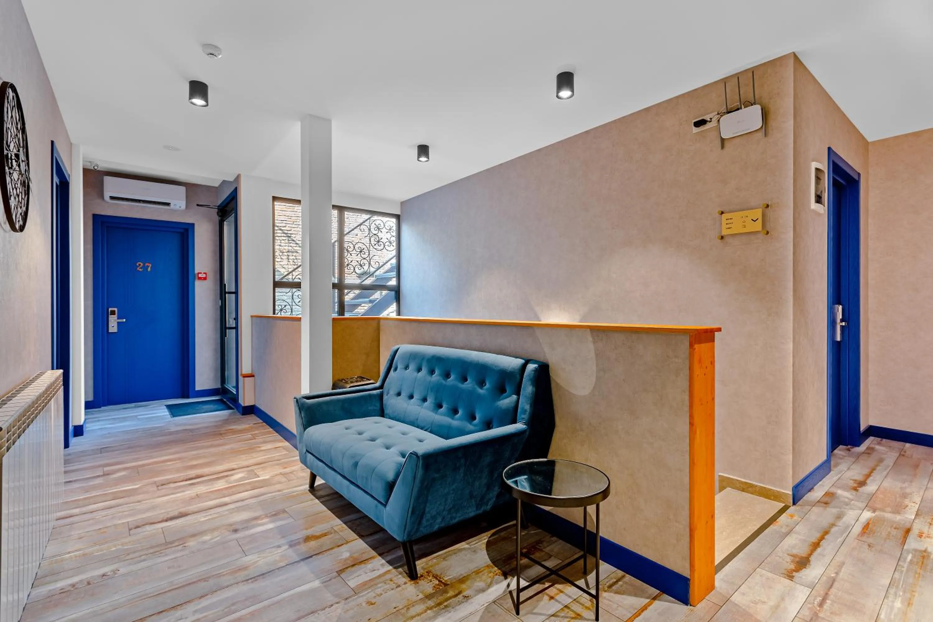 Seating area in Monument1880