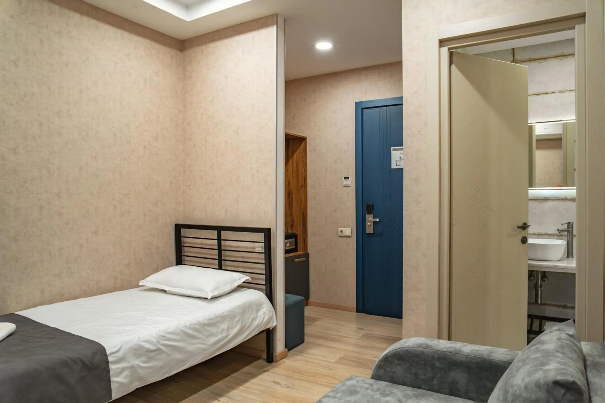 Toilet, Bed in Monument1880