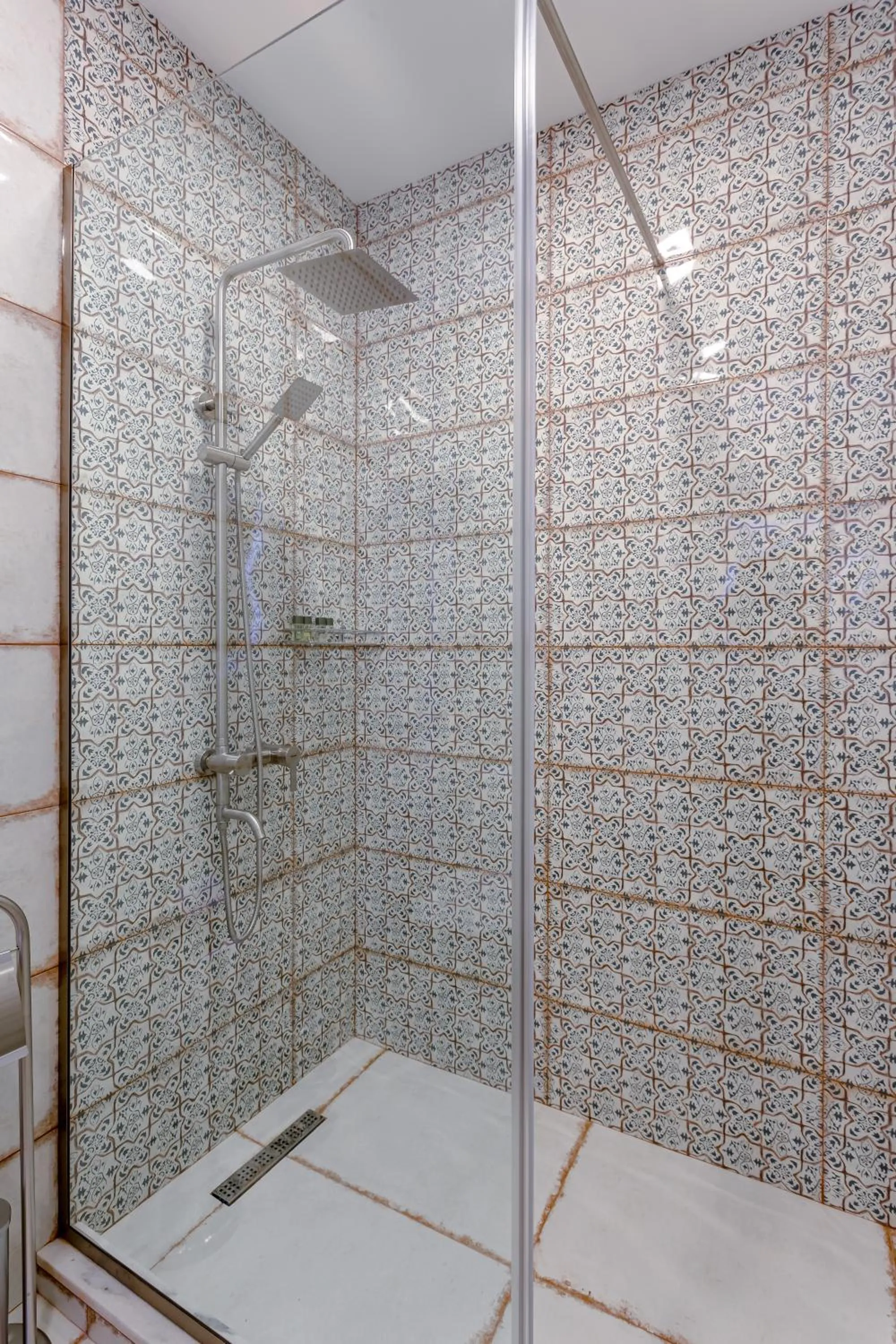 Shower in Monument1880