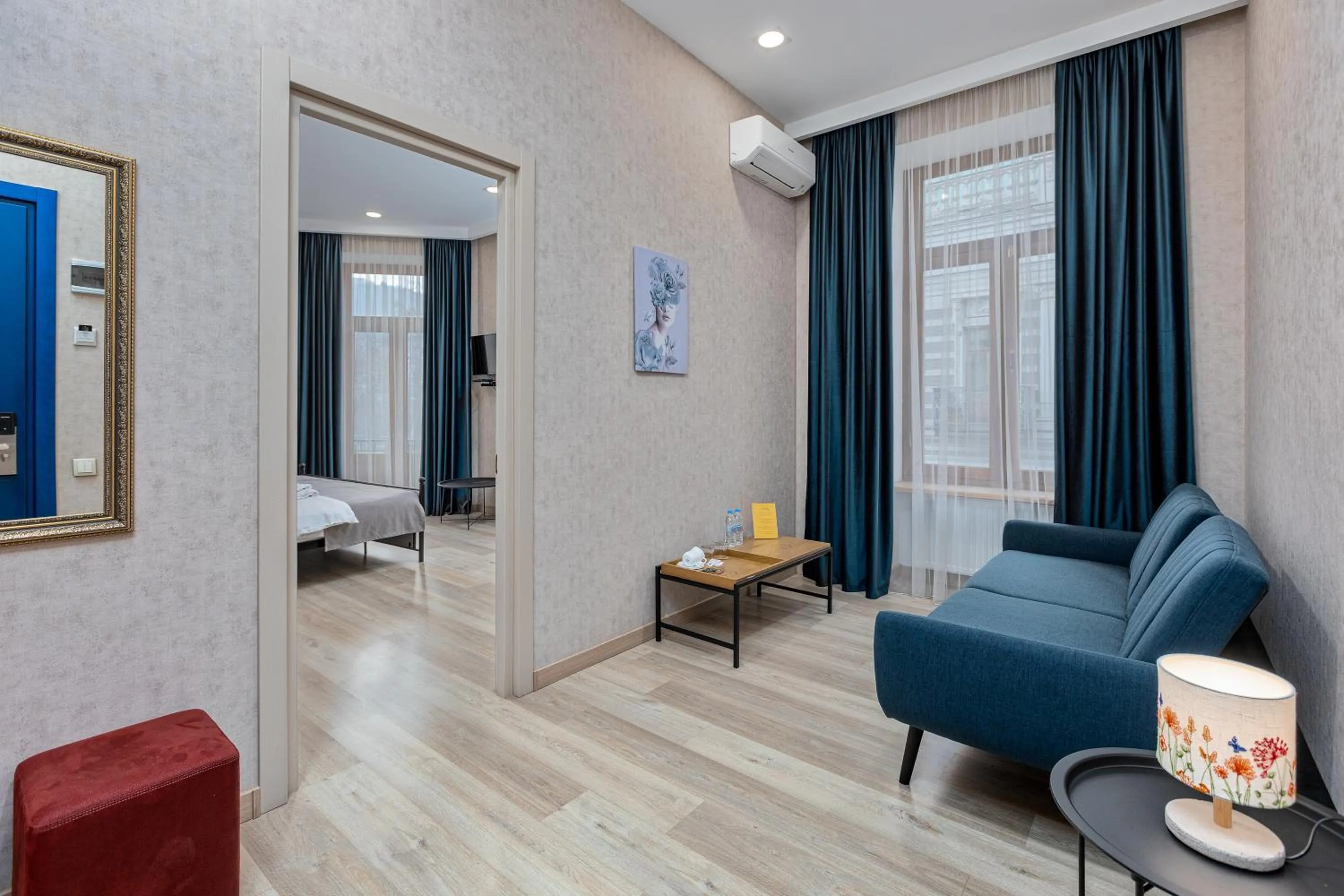 Photo of the whole room, Bed in Monument1880