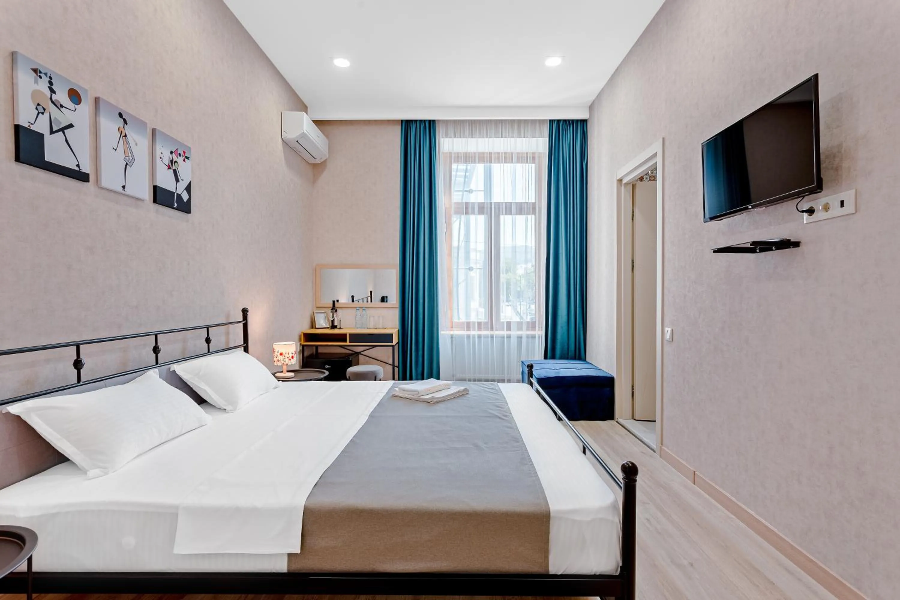 Bedroom, Bed in Monument1880