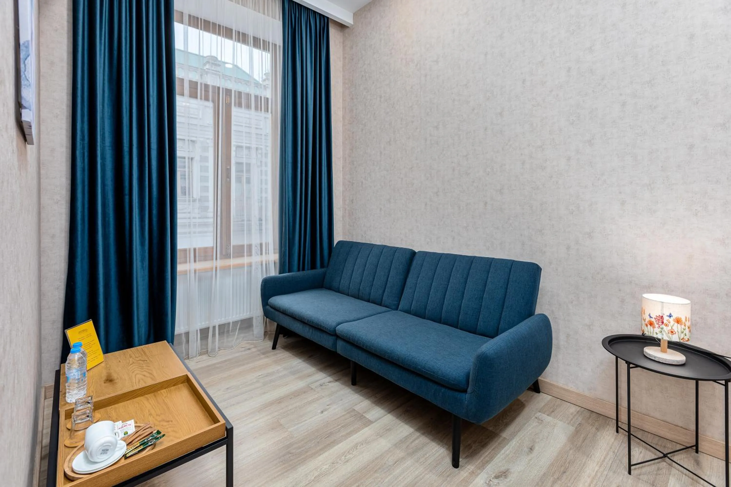 Seating area in Monument1880