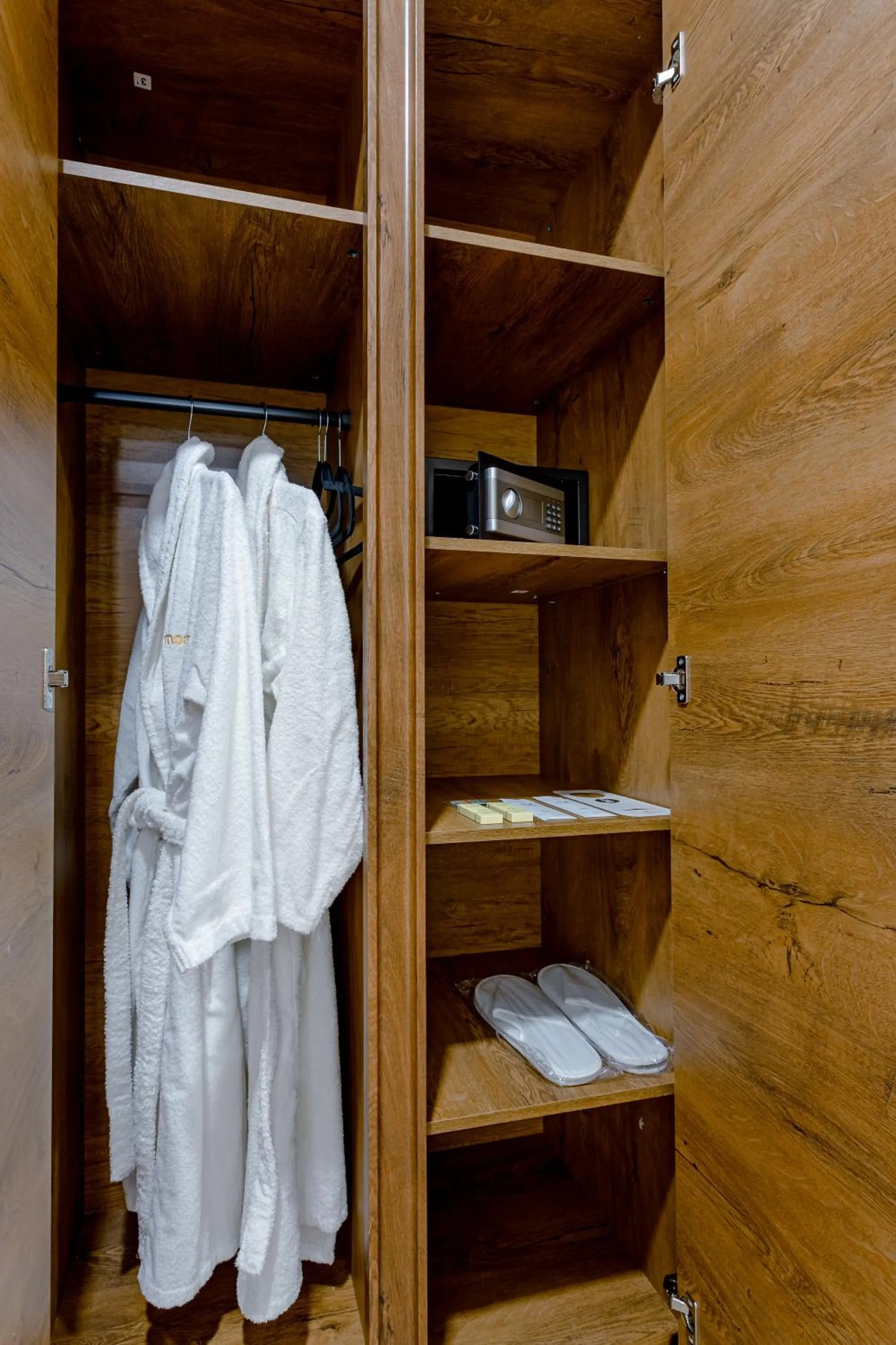 wardrobe in Monument1880