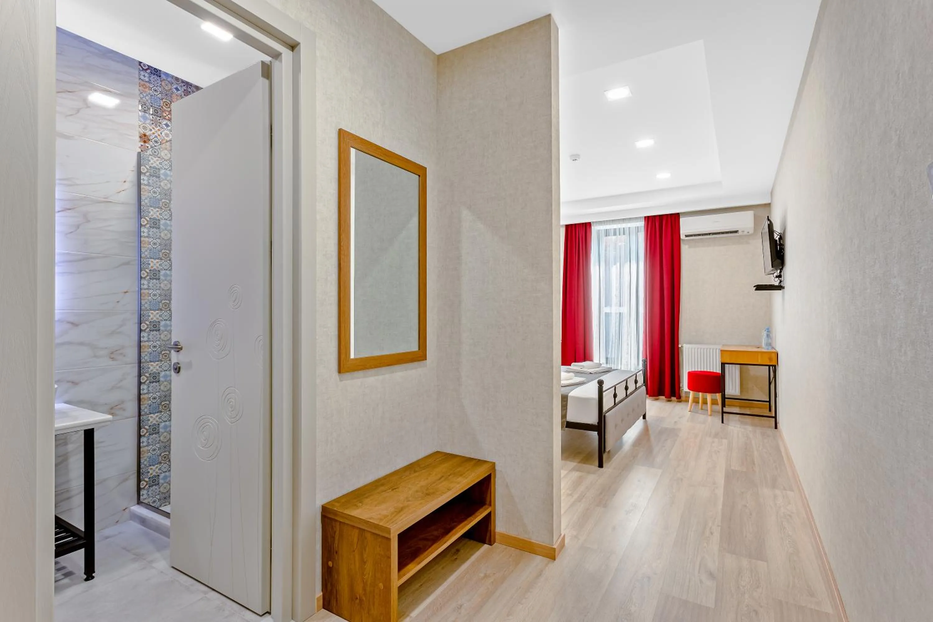 Photo of the whole room in Monument1880