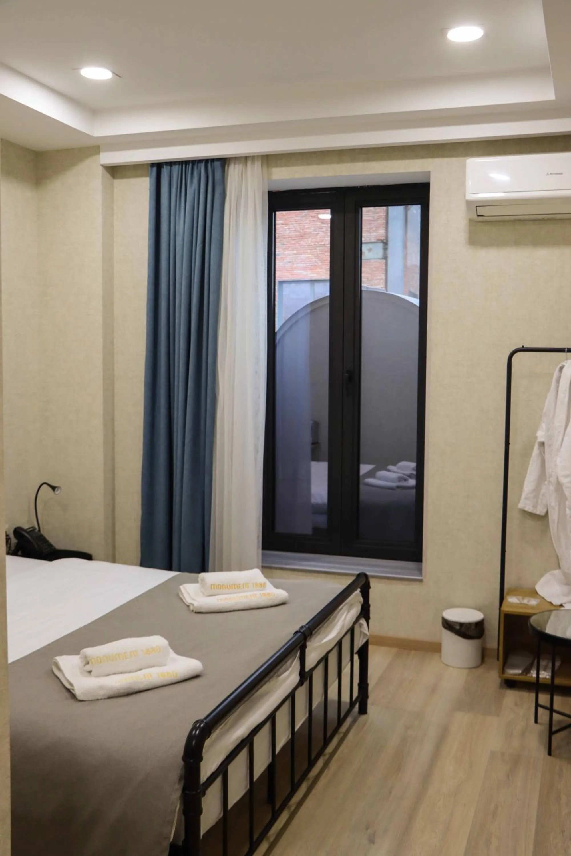 Photo of the whole room, Bed in Monument1880