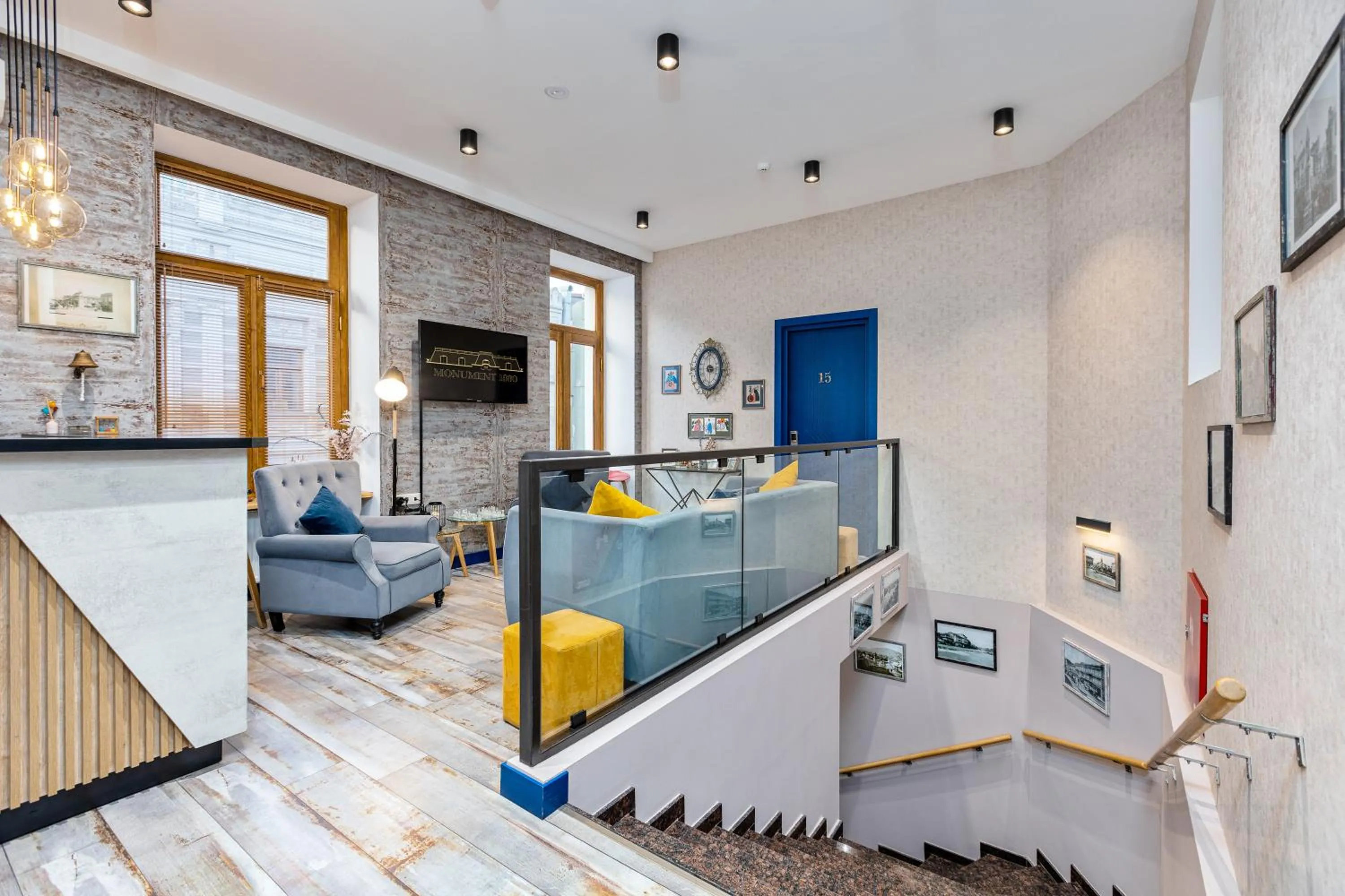 Seating area in Monument1880