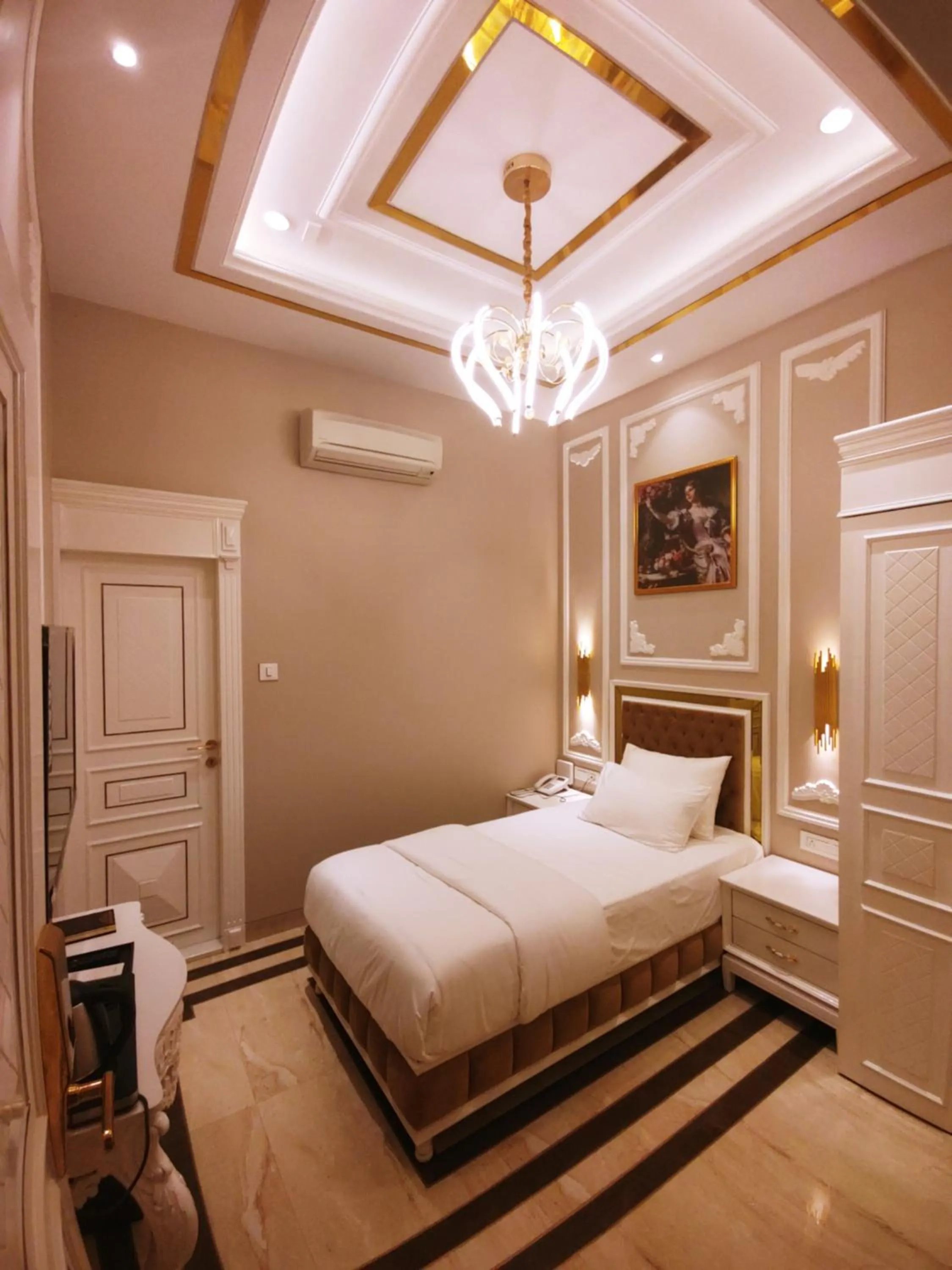 Photo of the whole room, Bed in Anant Palace