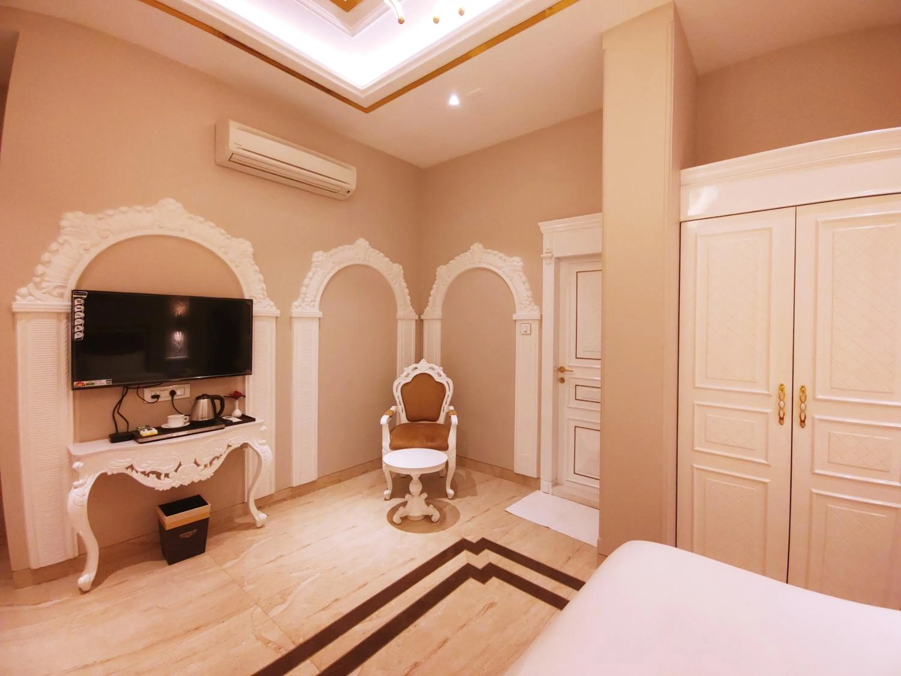 Seating area, Bed in Anant Palace