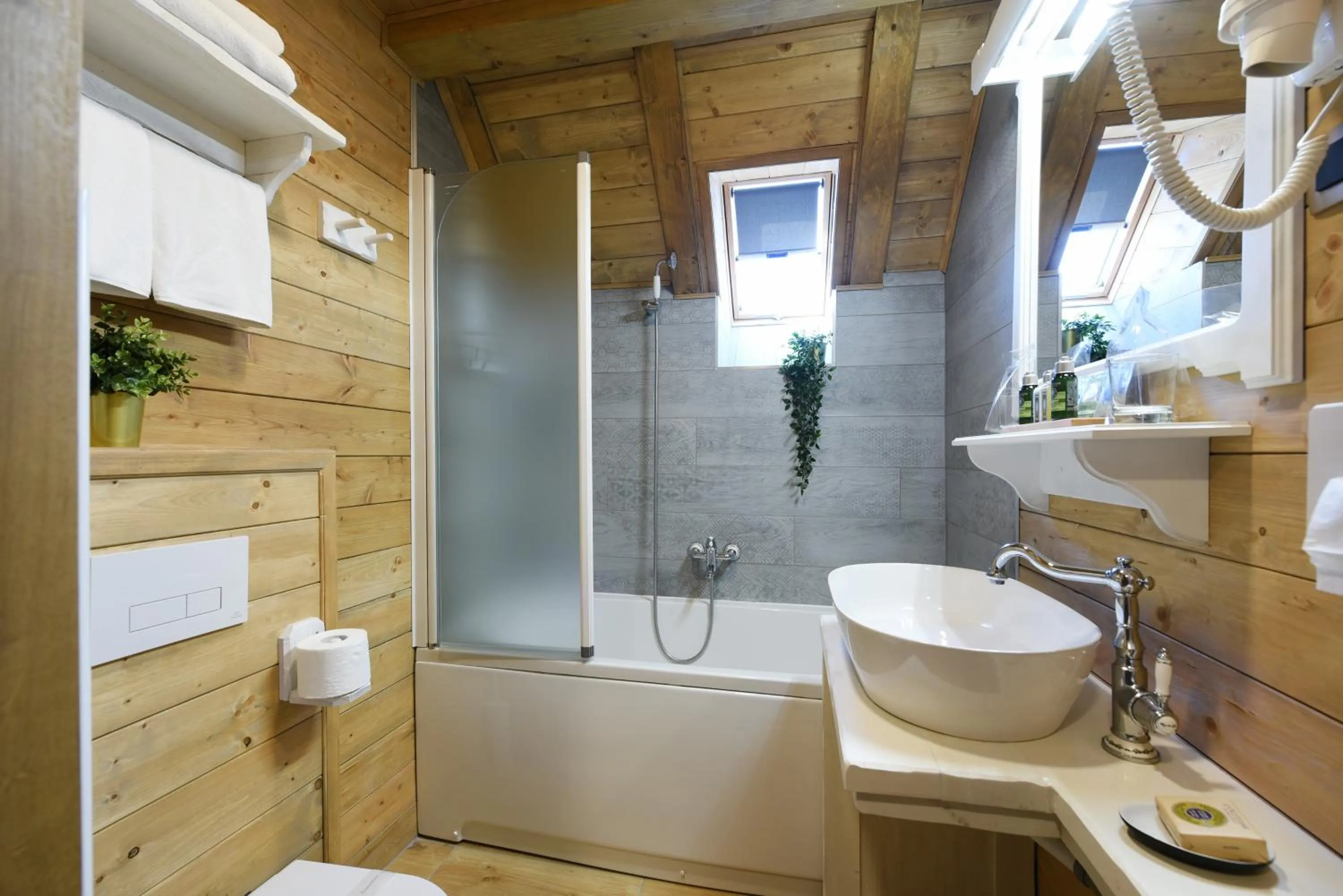 Toilet in Lakeside Hotel Plitvice