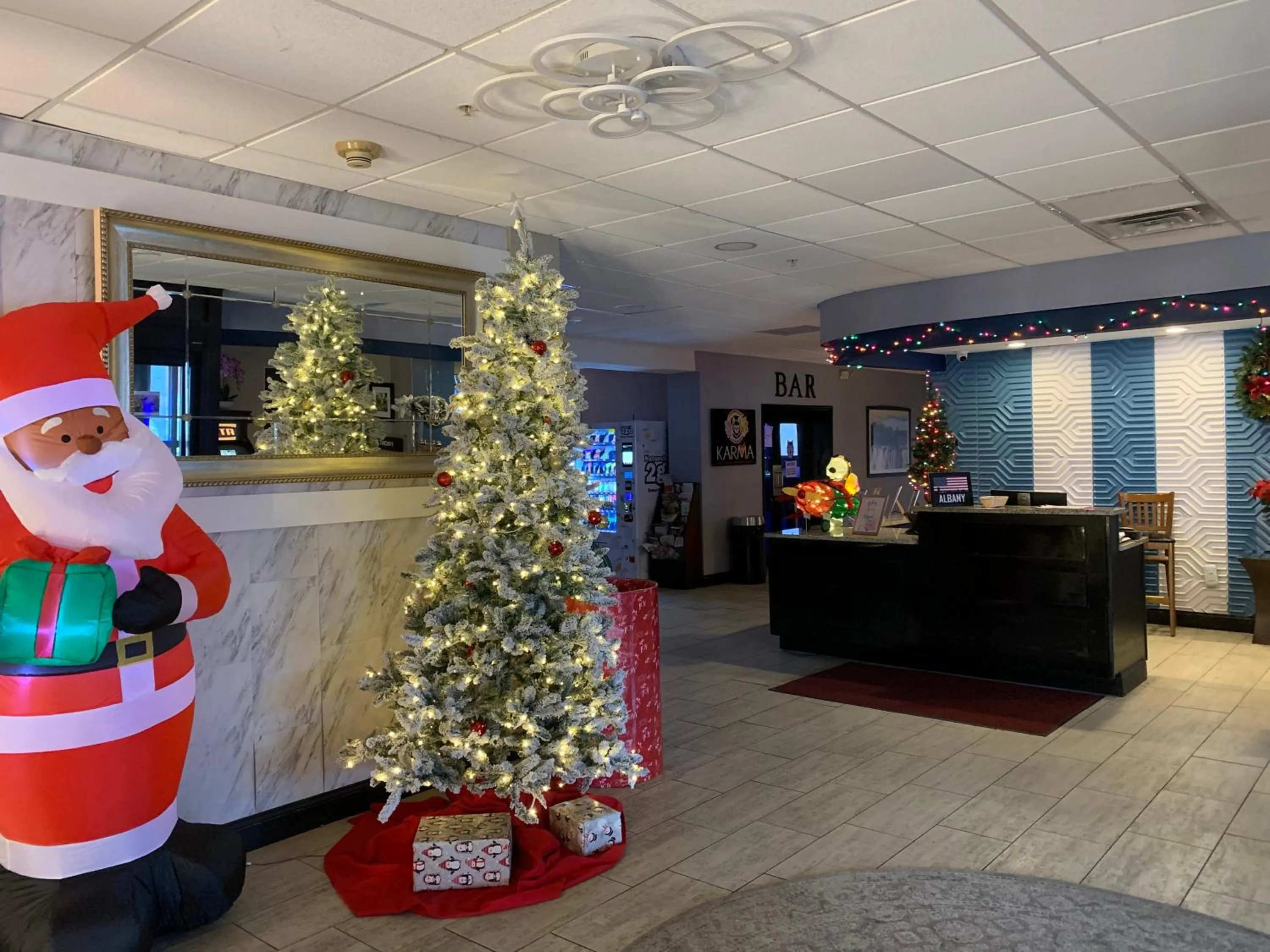 Lobby or reception in Albany Airport Inn