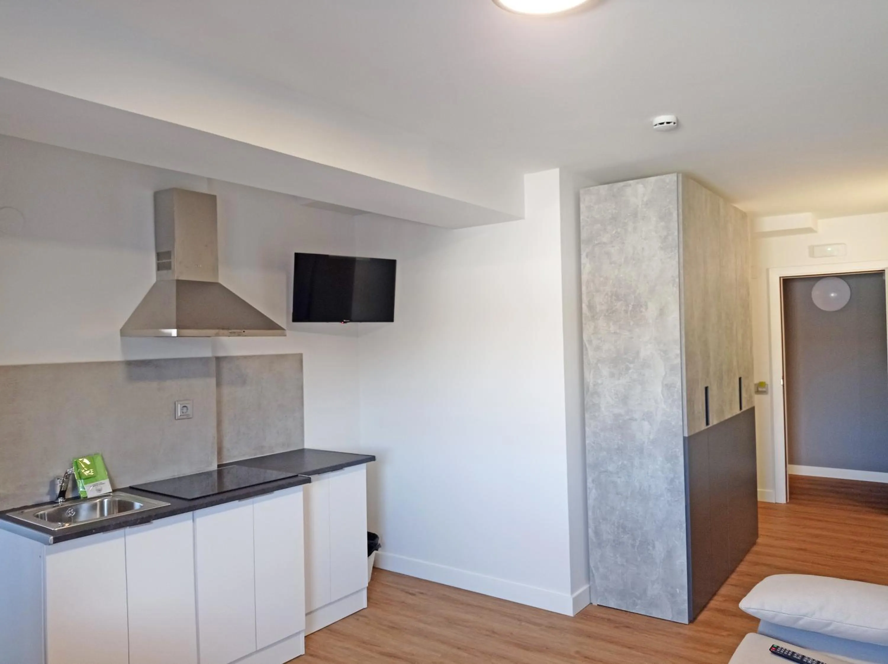 Kitchen or kitchenette in Apartamentos Santander Maliaño Suites 3000