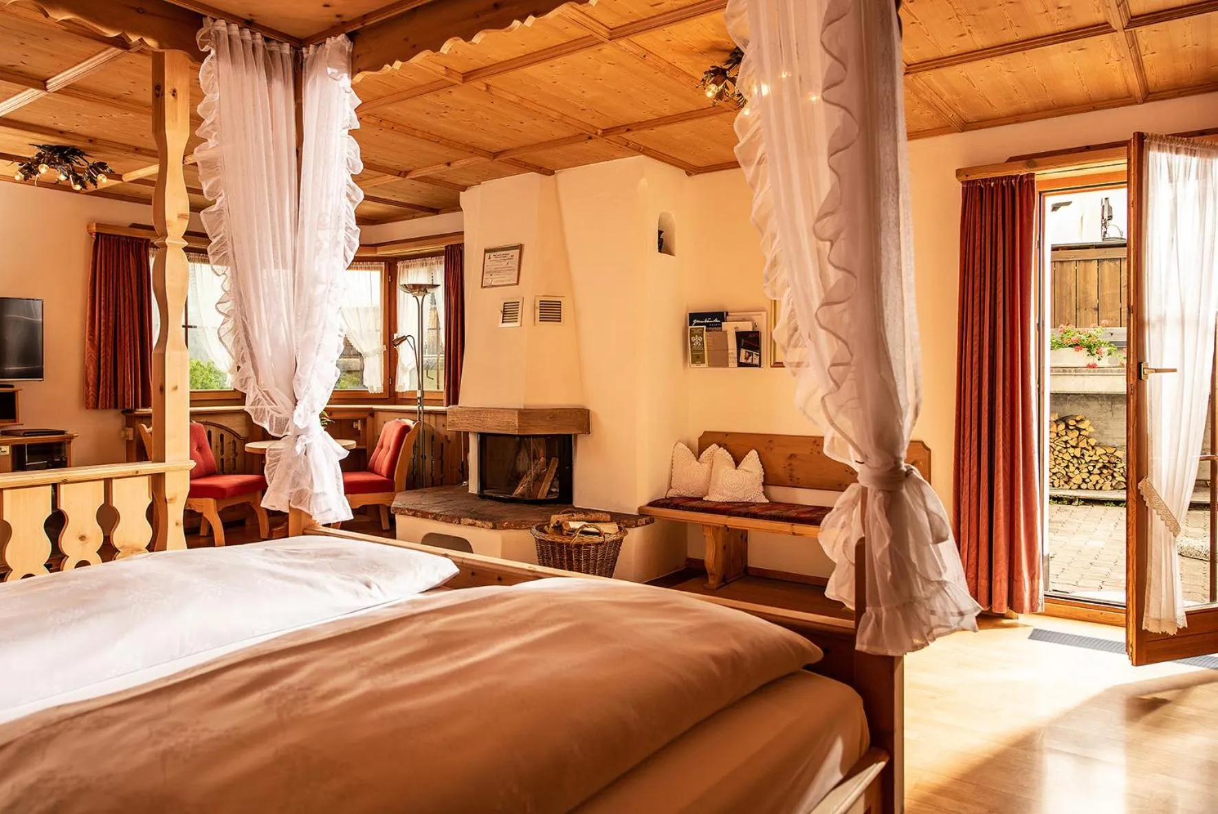 Photo of the whole room, Bed in Relais & Châteaux Schlosshotel Chastè - Scuol Tarasp
