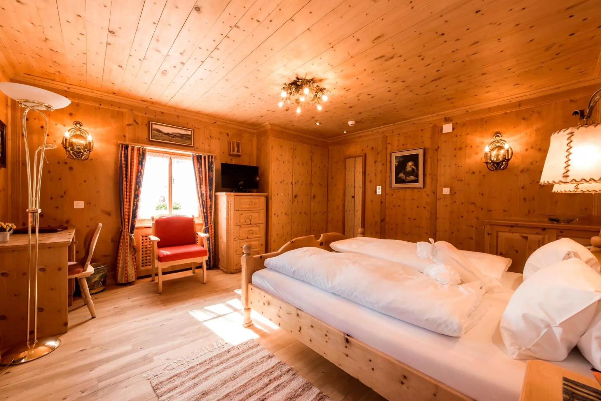 Photo of the whole room, Bed in Relais & Châteaux Schlosshotel Chastè - Scuol Tarasp