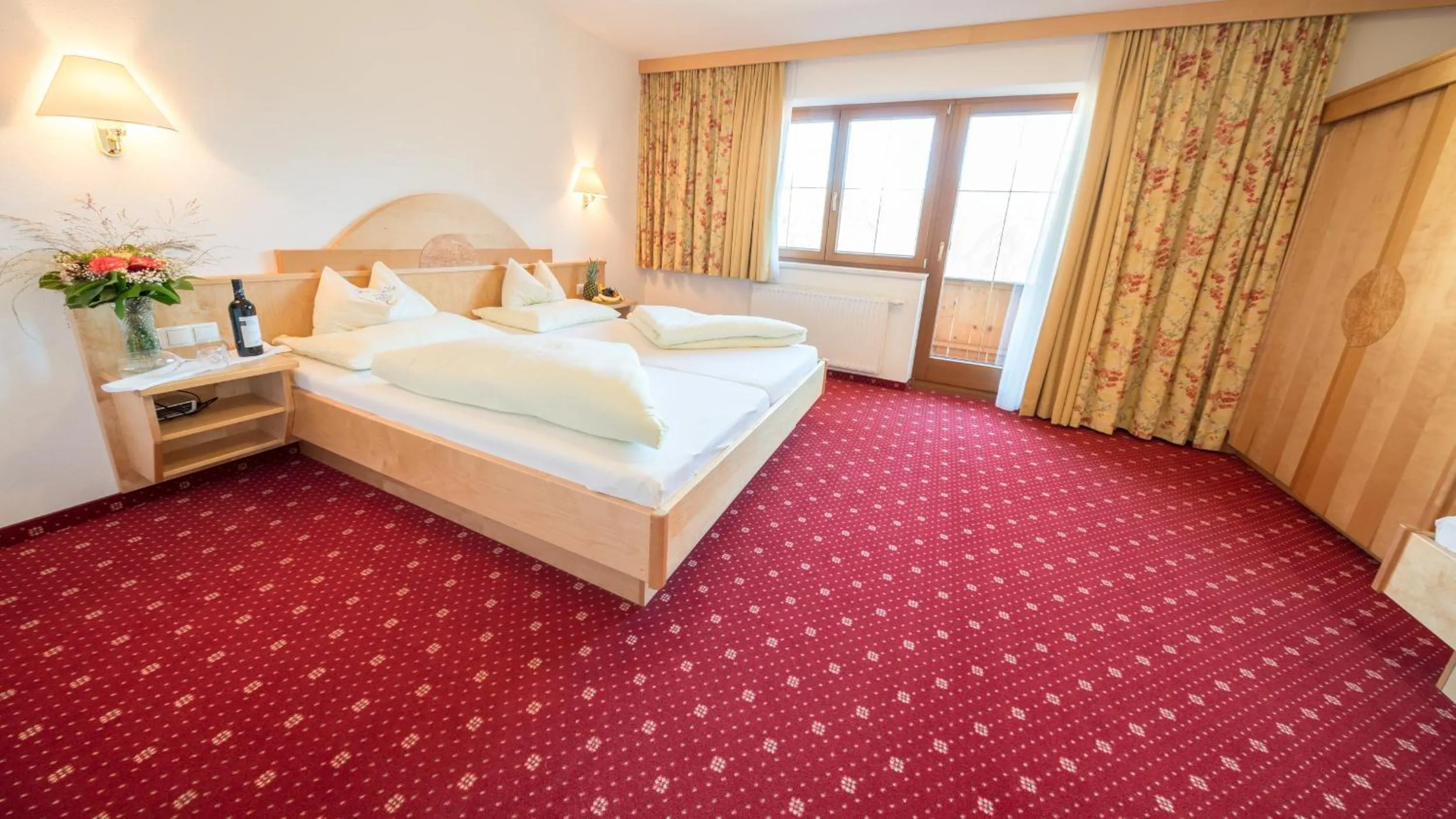 Bedroom, Bed in Superior Hotel Persal