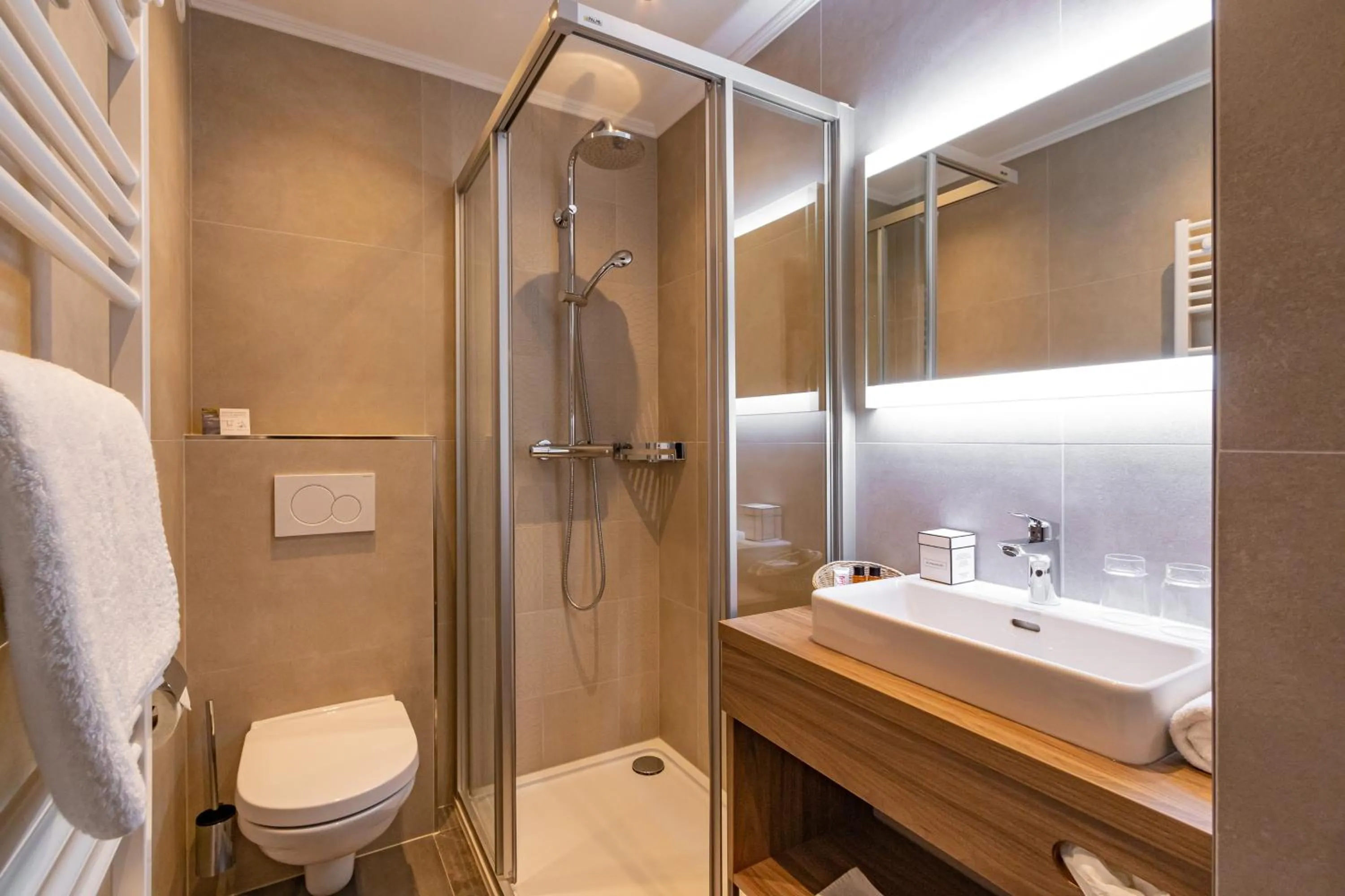 Shower in Superior Hotel Persal