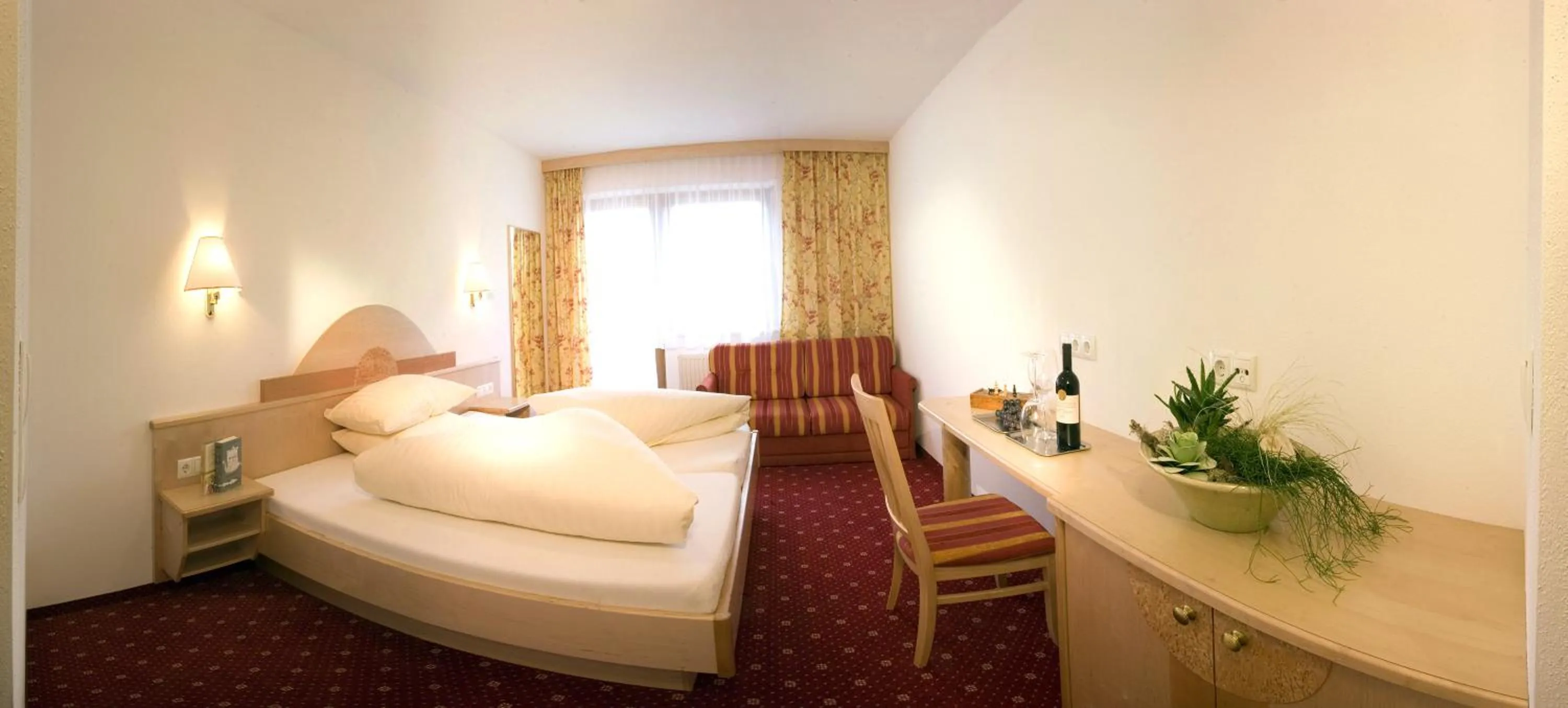 Photo of the whole room, Bed in Superior Hotel Persal