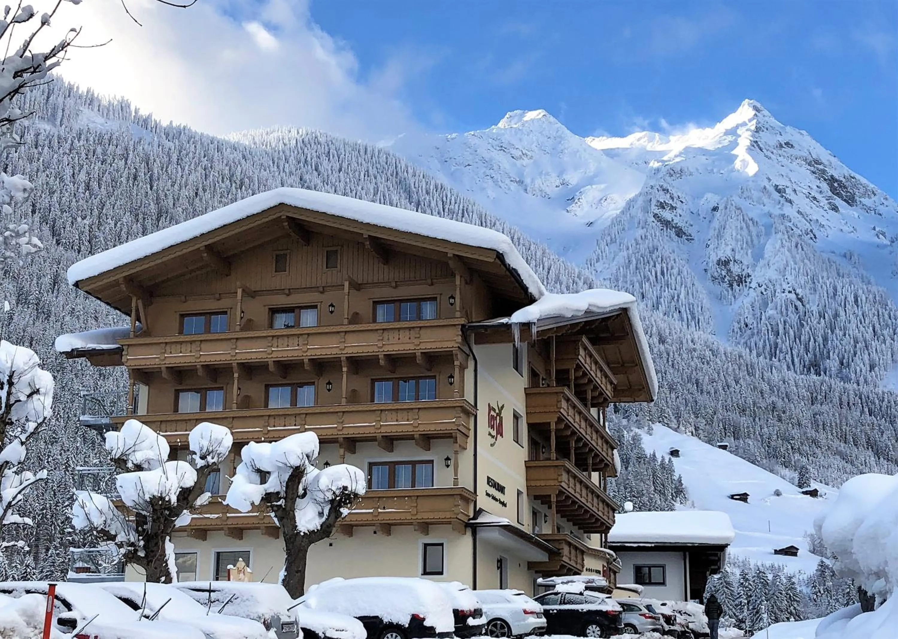 Facade/entrance in Superior Hotel Persal