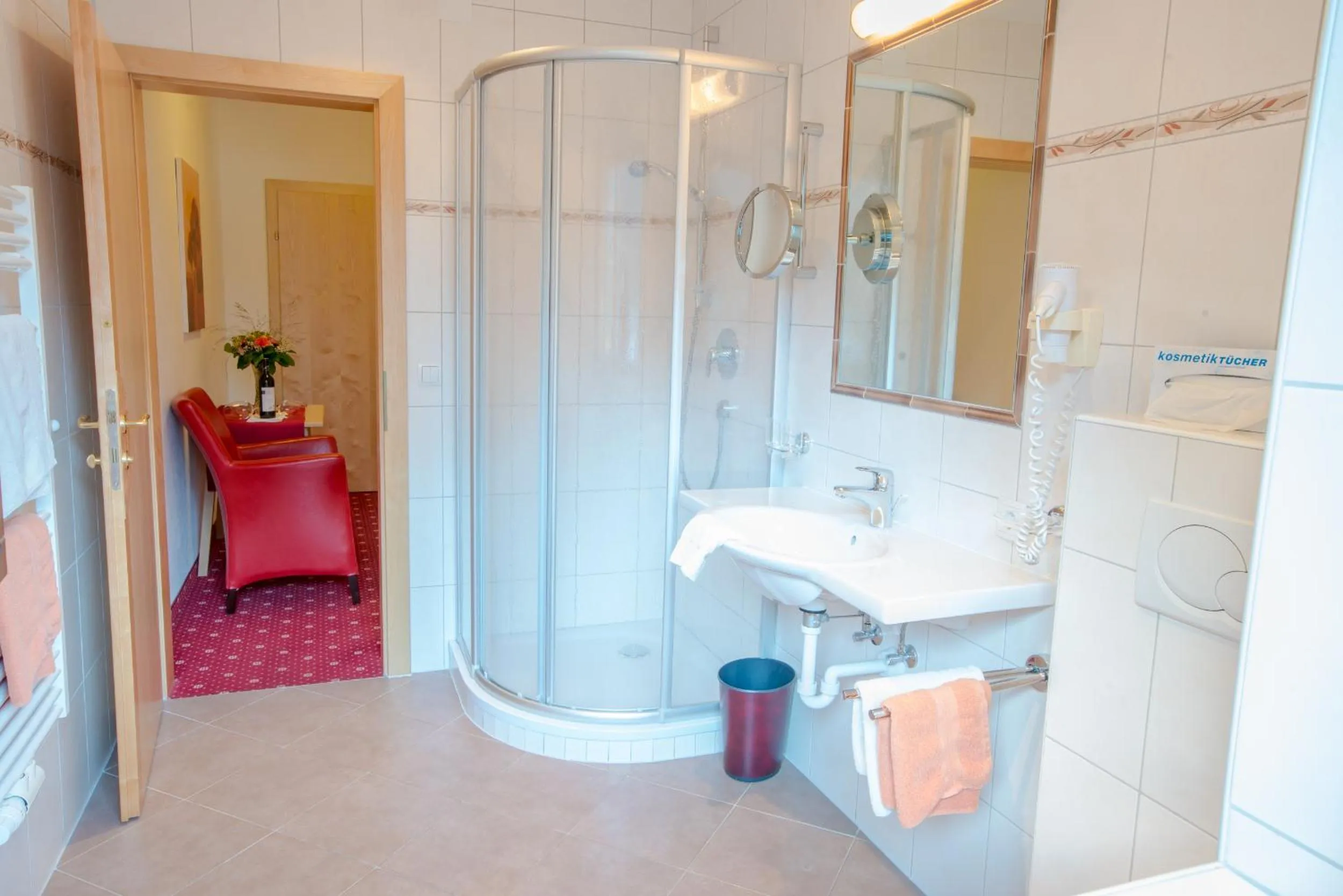 Shower in Superior Hotel Persal